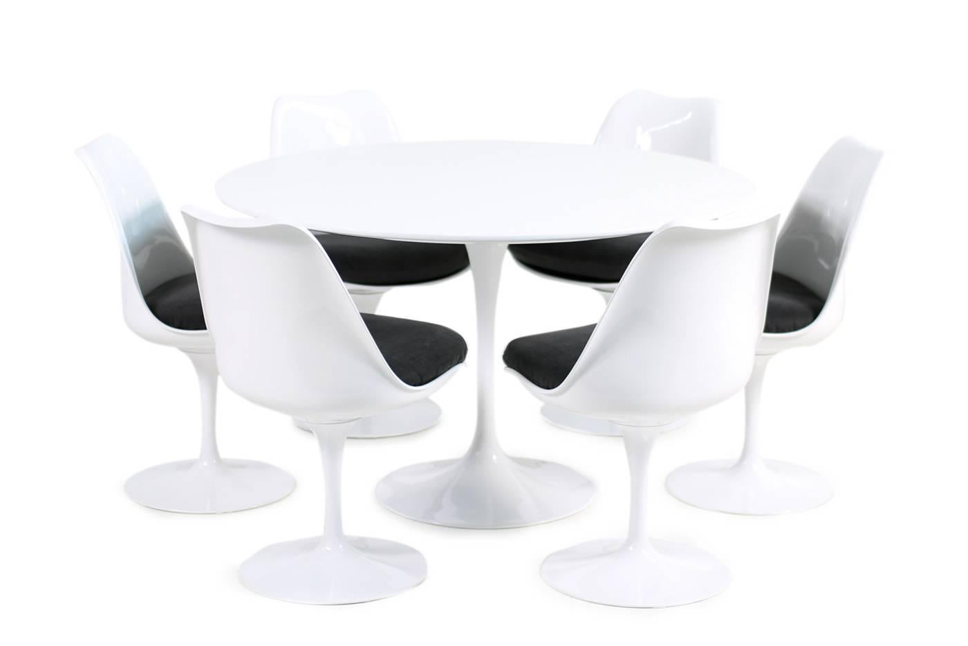 Mid-20th Century 1960s Eero Saarinen Tulip Dining Table and Six Swivel Chairs Knoll International