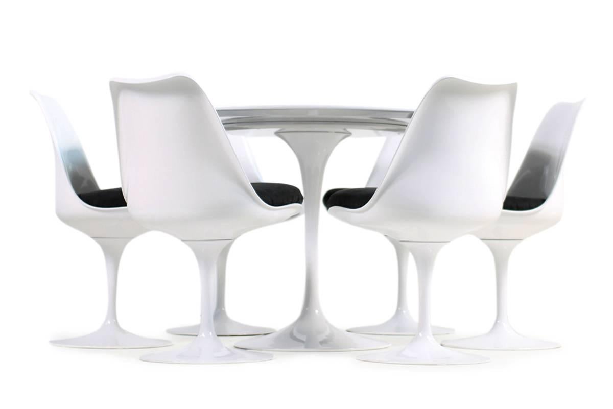 Beautiful genuine Eero Saarinen for Knoll International dining set, tulip dining table (120 cm diameter ca. 47,25 in.) and a set of six (6) matching tulip dining swivel chairs model 151
The table and the chairs are signed underneath. The table
