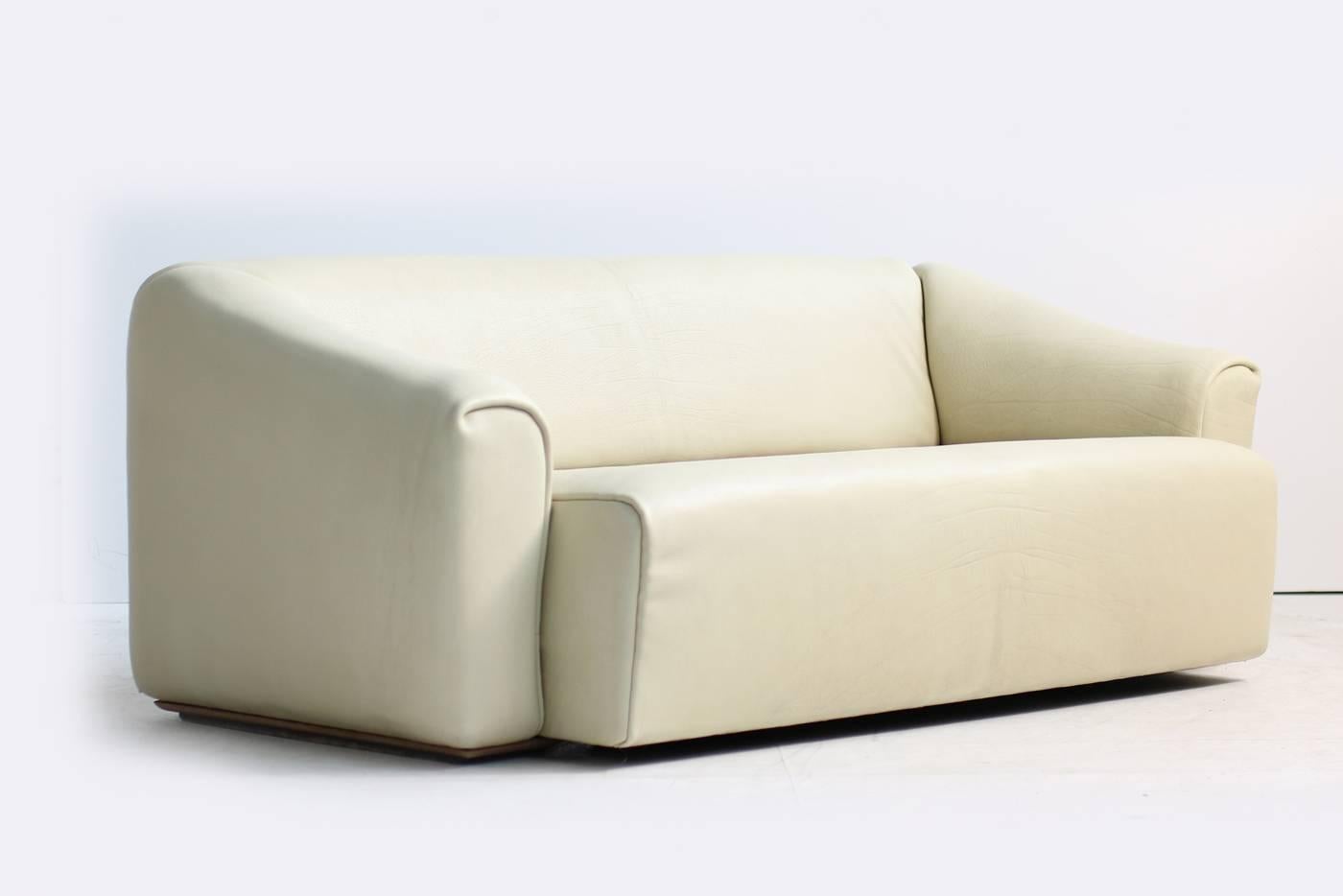 Swiss 1970s De Sede DS 47 Buffalo Leather Lounge Sofa with Extendable Seat Ecru no. 2