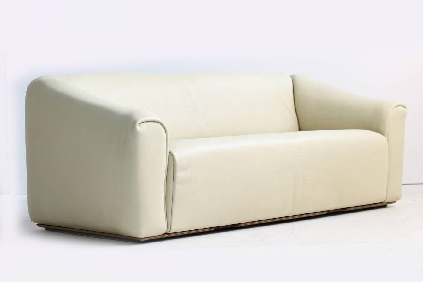 Modern 1970s De Sede DS 47 Buffalo Leather Lounge Sofa with Extendable Seat Ecru no. 2