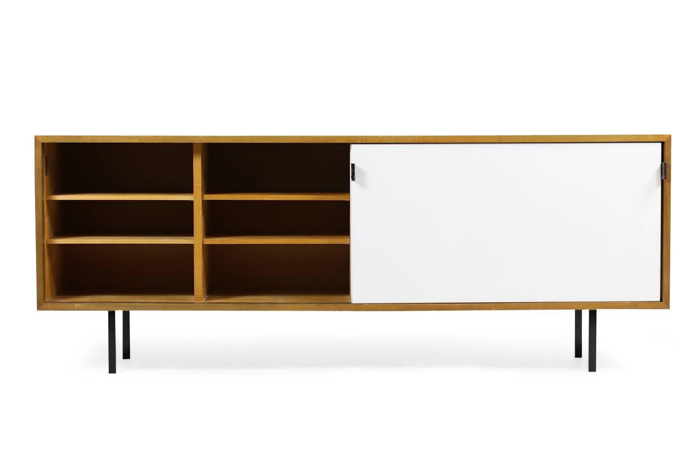 Beautiful, Florence Knoll sideboard Mod. 116 for Knoll International, manufactured for Knoll for Wohnbedarf S.A Switzerland in the 1950s.
Fantastic condition, adjustable shelves inside, cherrywood and maplewood. Metal legs, leather handles with