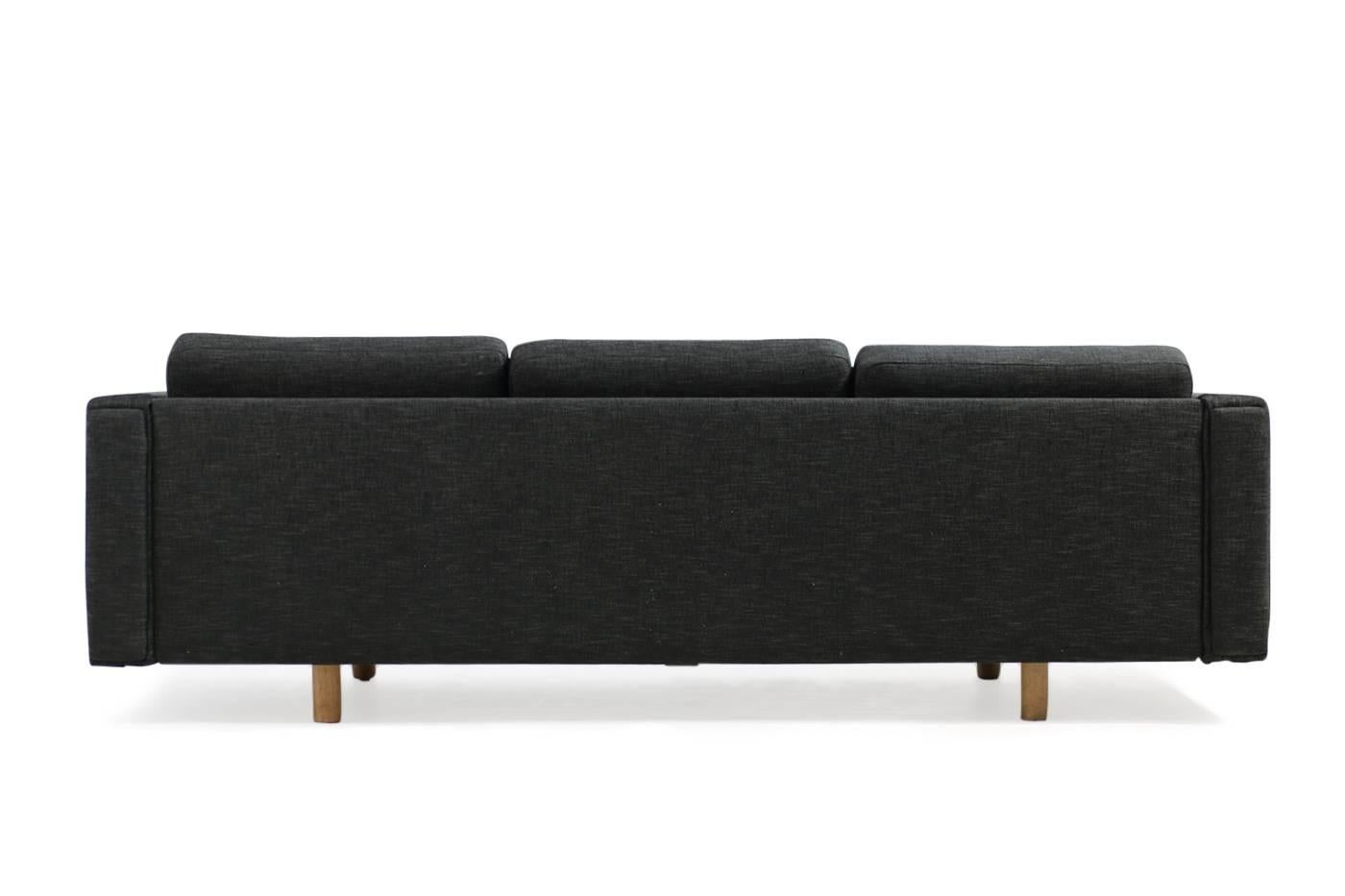 Beautiful Hans J. Wegner Sofa, early edition, oak legs, innerspring cushions with new upholstery, high quality cotton linen fabric, black/dark grey/dark brown woven fabric, freestanding. Best condition.
 