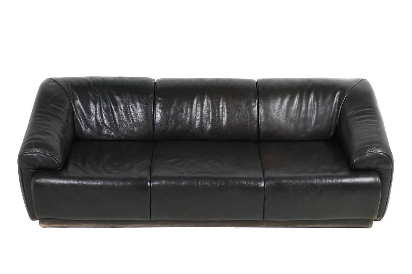 Late 20th Century Large 1970s Organic Vintage Buffalo Leather Lounge Sofa Three-Seat High Quality