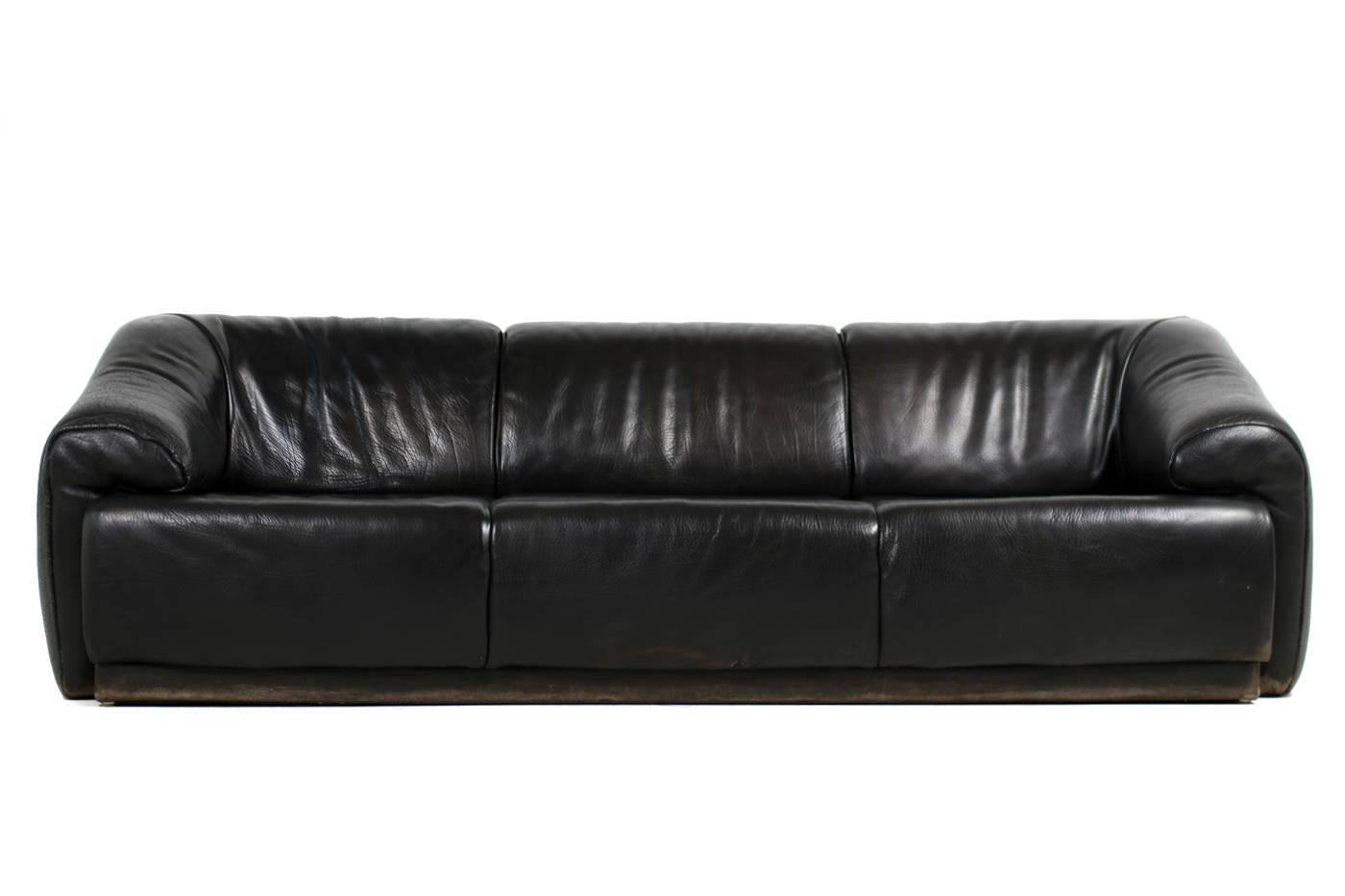 A beautiful and very rare high quality and heavy weight lounge sofa.
Heavy weight because of the solid wood and construction and the thick buffalo leather.
Inspired by De Sede, Joe Colombo and Luigi Colani, beautiful shape, super comfortable, best