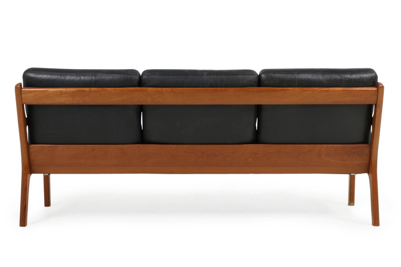1960er Jahre Dänisches Modernes Vintage Sofa von Ole Wanscher aus Teakholz und schwarzem Leder (Mitte des 20. Jahrhunderts)