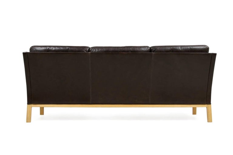 1960s Kai Lyngfeldt Larsen Oak & Leather Lounge Sofa Dark Brown Soren Willadsen In Excellent Condition For Sale In Hamminkeln, DE