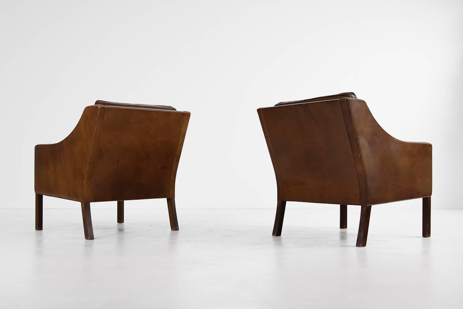 Beautiful pair of Vintage Borge Mogensen 2207 lounge chairs, dark brown leather, great patina, leather in fantastic condition, signed underneath by Fredericia Furniture DK. 