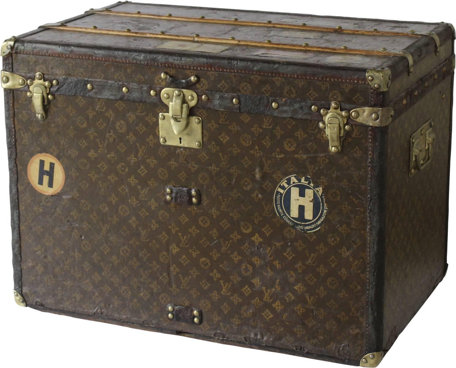 Small courier trunk with H Monogram on front,

circa 1930s in good condition, brass hardware.

Slight leather exterior damage but overall a beautiful piece.

Original quilting and trays internally.

Includes historical hotel stickers on