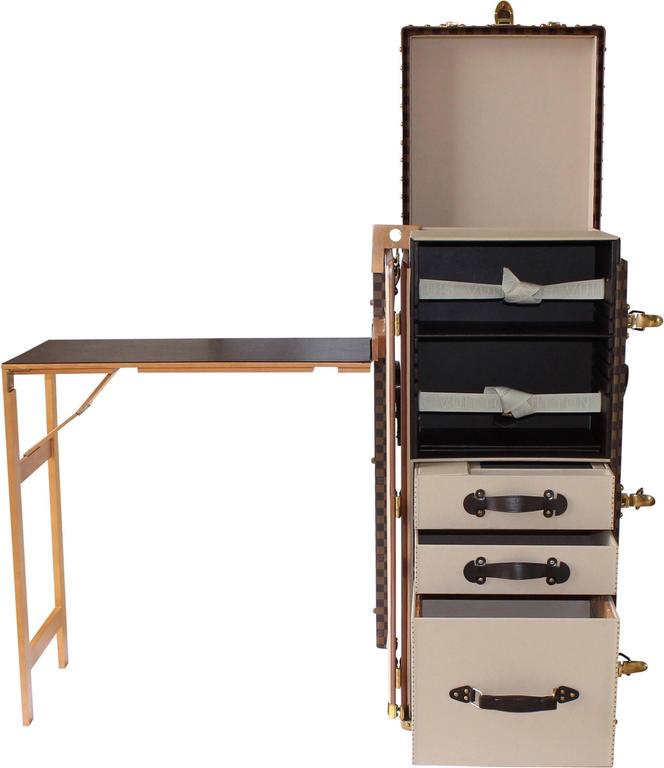 Louis Vuitton Damier Check Writing Desk Trunk Circa 2012  Idées de  meubles, Mobilier de salon, Bureau escamotable