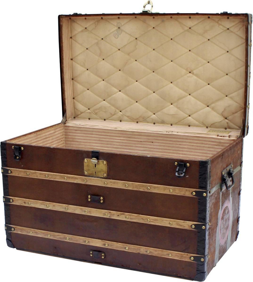 Dimensions: L 91cm x D 57cm x W 53cm

This courier trunk is a stunning addition to any home, circa 1930s. With striking black edges and light colored wood this trunk is finished with brass hardware.