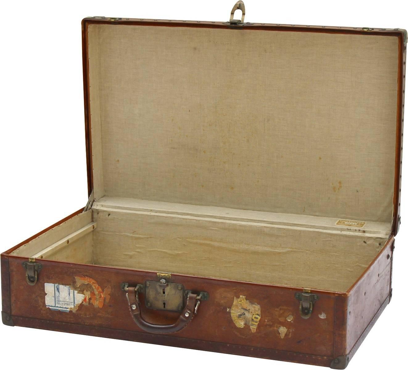 Ein schöner Louis Vuitton-Koffer aus den 1930er Jahren mit einer Sammlung von Vintage-Aufklebern.