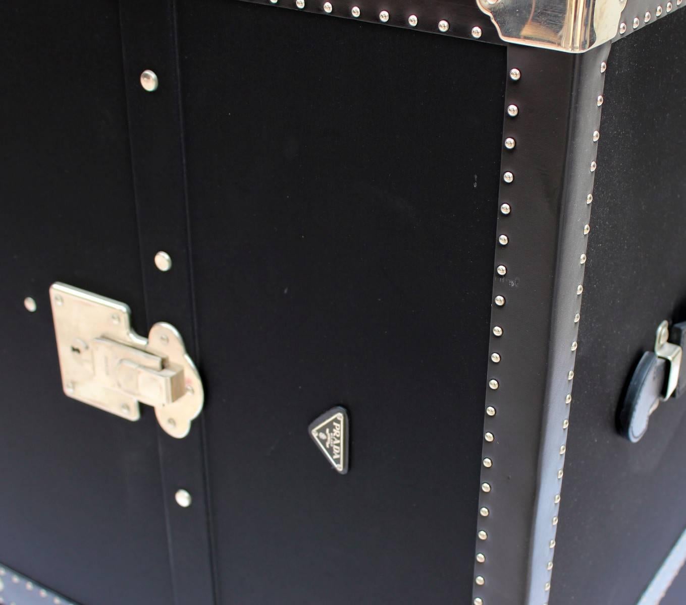 Moderne Malle de rangement Prada en toile noire avec quincaillerie en palladium, fabriquée en 2005 en vente