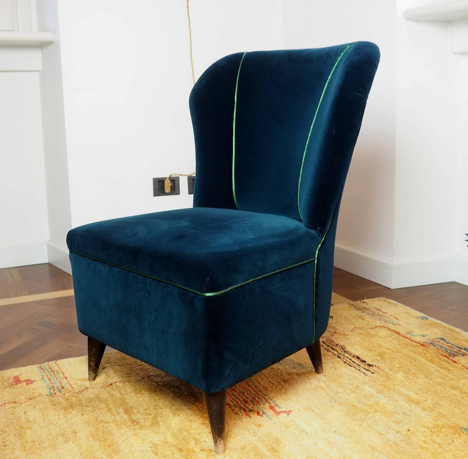 Pair of Enchanting Midcentury Armchairs  by ISA  in Green Velvet,  Italy 1950s In Good Condition In Milano, IT