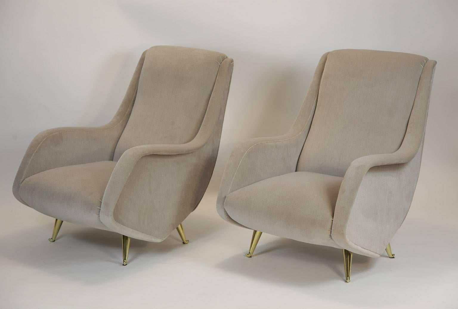 Charming and comfortable armchairs.
Velvet upholstery in elegant light grey /dove color; rounded brass feet. 
Totaly restored with Italian cotton velvet.