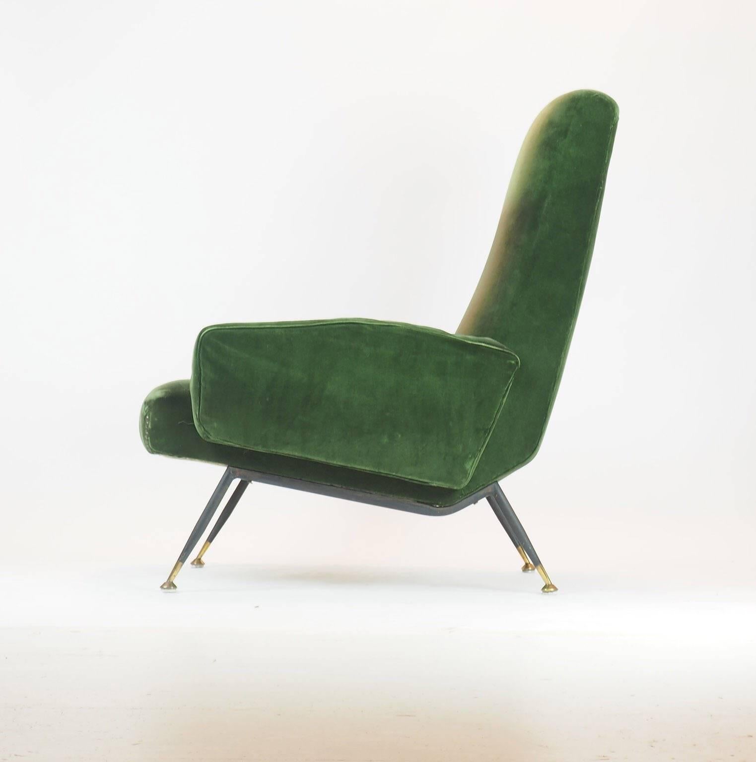 A quite geometrical design for this particular shaped armchairs.
Unusual and unconventional line, with metal and brass legs, covered with original green forest velvet.
We can recover them at your choice.