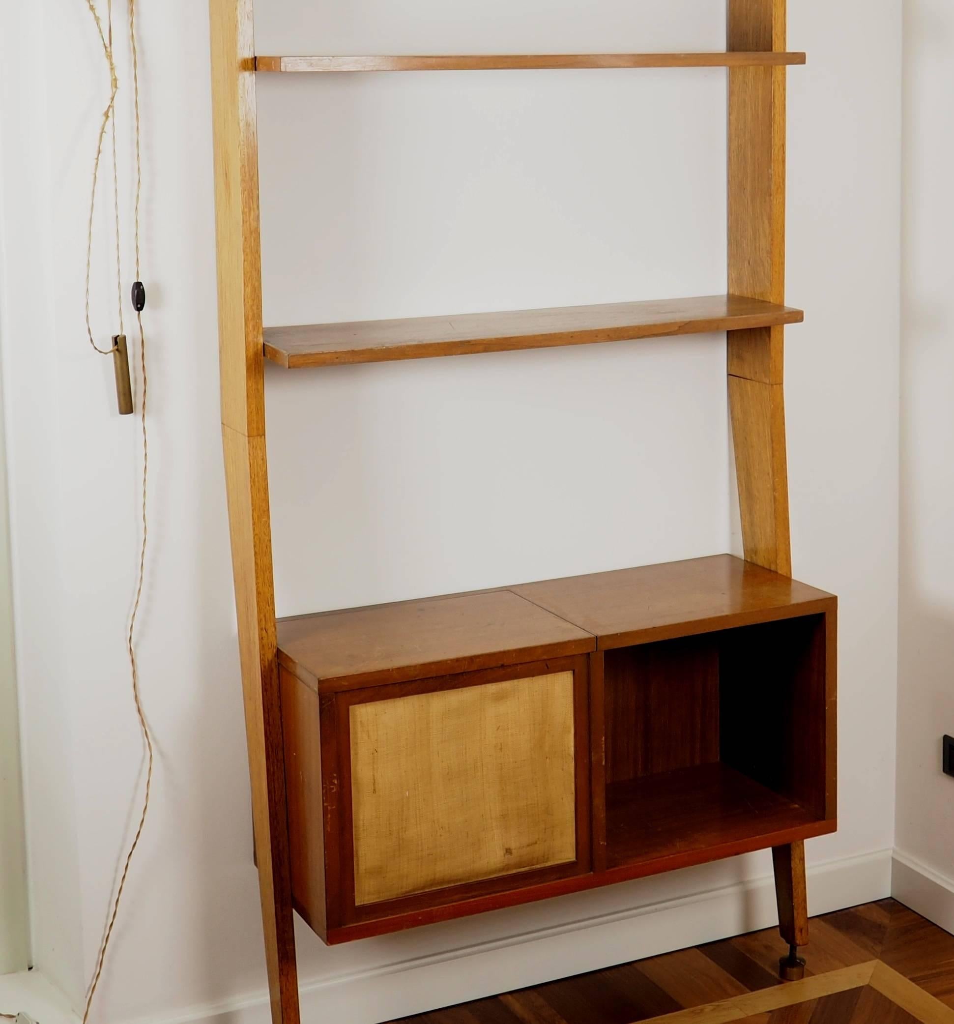 Midcentury Wood and Brass Bookcase designed  by Augusto Romano, Italy 1950s In Good Condition In Milano, IT