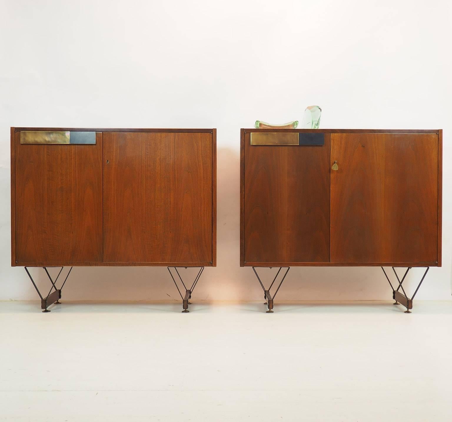 Fabulous and excellent pair of cabinets attributed to the skillful hand of the famous Italian designer Ico Parisi; designed between 1950s and 1960s.
The two front doors have an interesting asymmetrical design which give to the couple a special