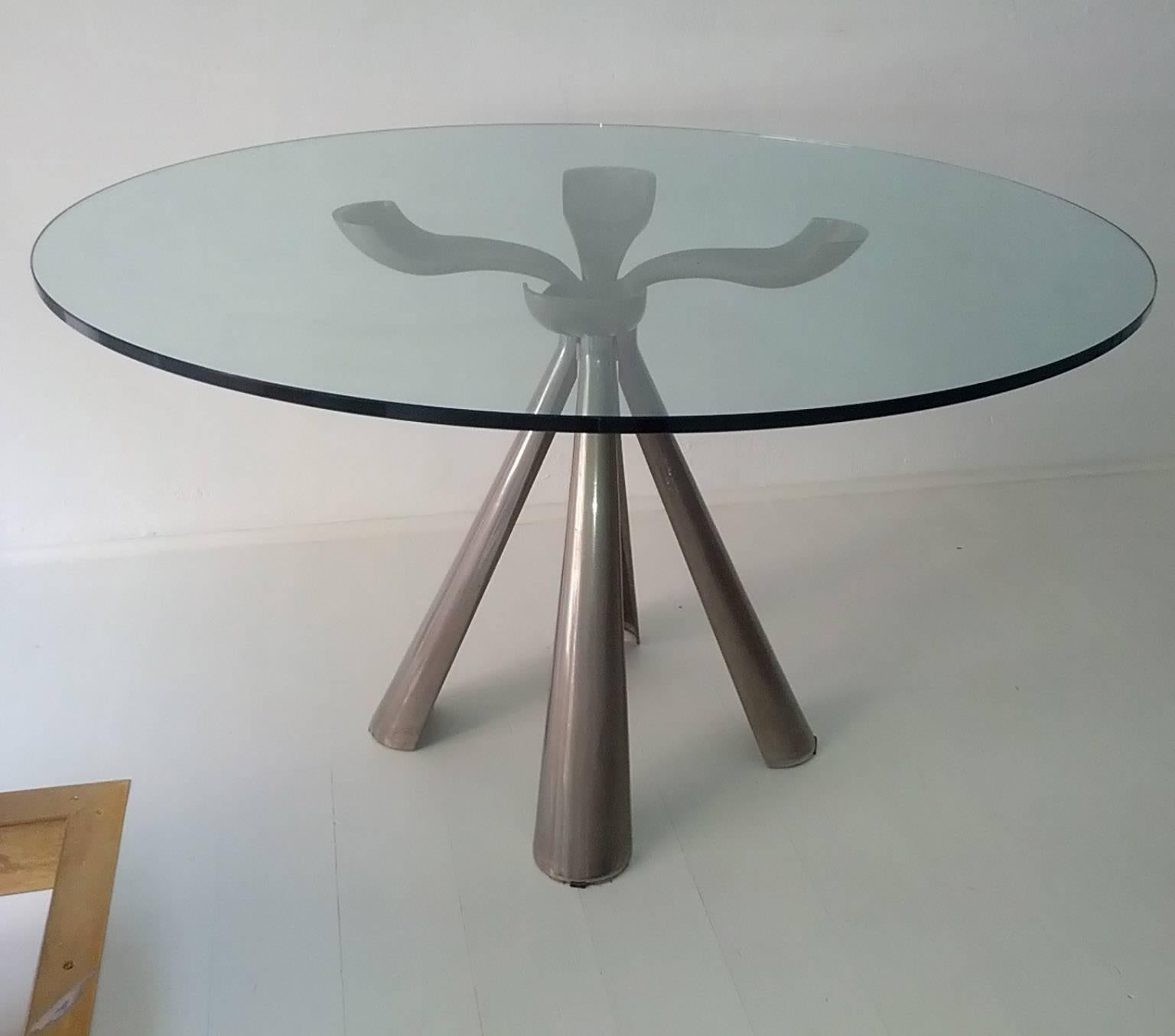 Elegant centre table designed by Vittorio Introini for Saporiti in Albizzate, 1972.
This example is signed and numbered on one leg.
Made of cast aluminium base and round glass top.
Published.