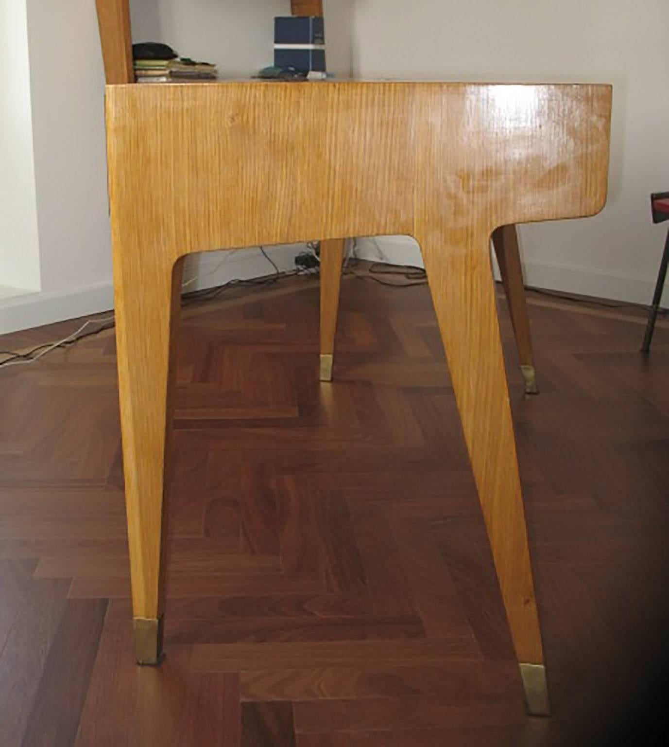 Elegant desk designed by Gio Ponti in 1950.
Ashwood with two drawers and brass feet.
Gio Ponti Archives certification.
