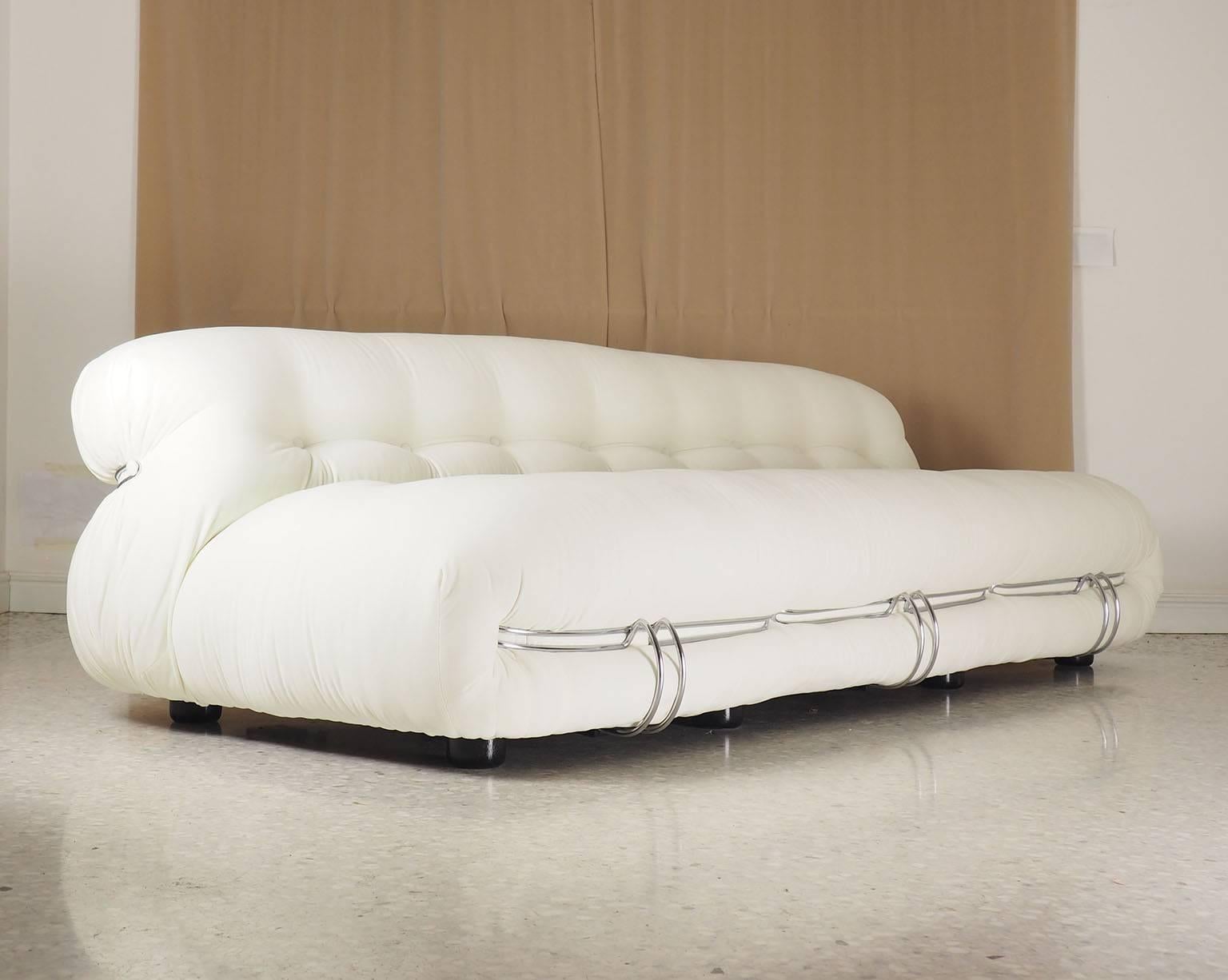 Soriana sofa designed for Cassina by Afra and Tobia Scarpa in 1969.
With its design comfortable and Fine
this sofa won a “Compasso d’Oro” prize in 1969. This example was produced in 1969 and upholstered in fine Italian white-ivory