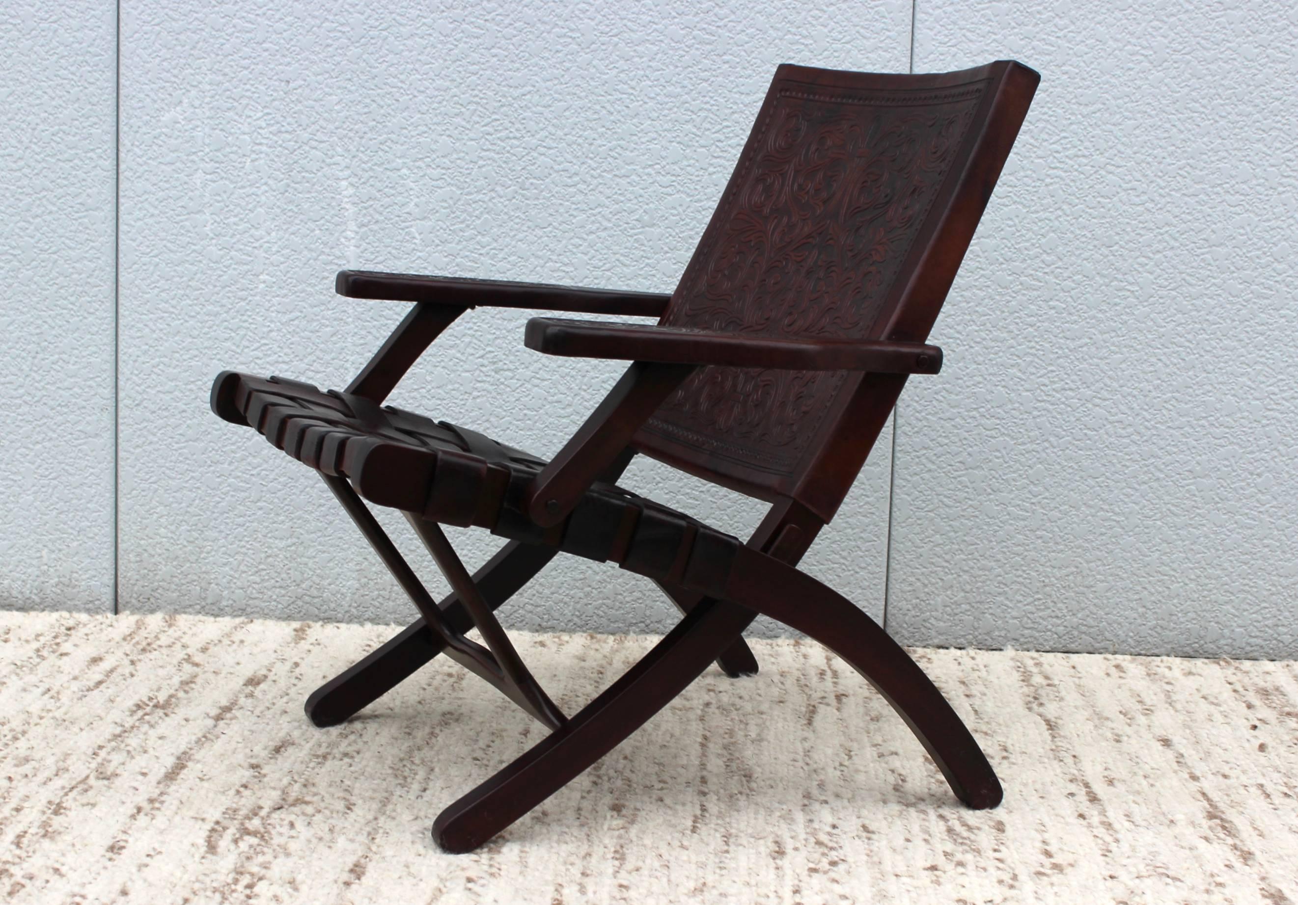 1940s distressed leather Spanish folding lounge chair, in vintage condition with some wear and patina due to age and use.