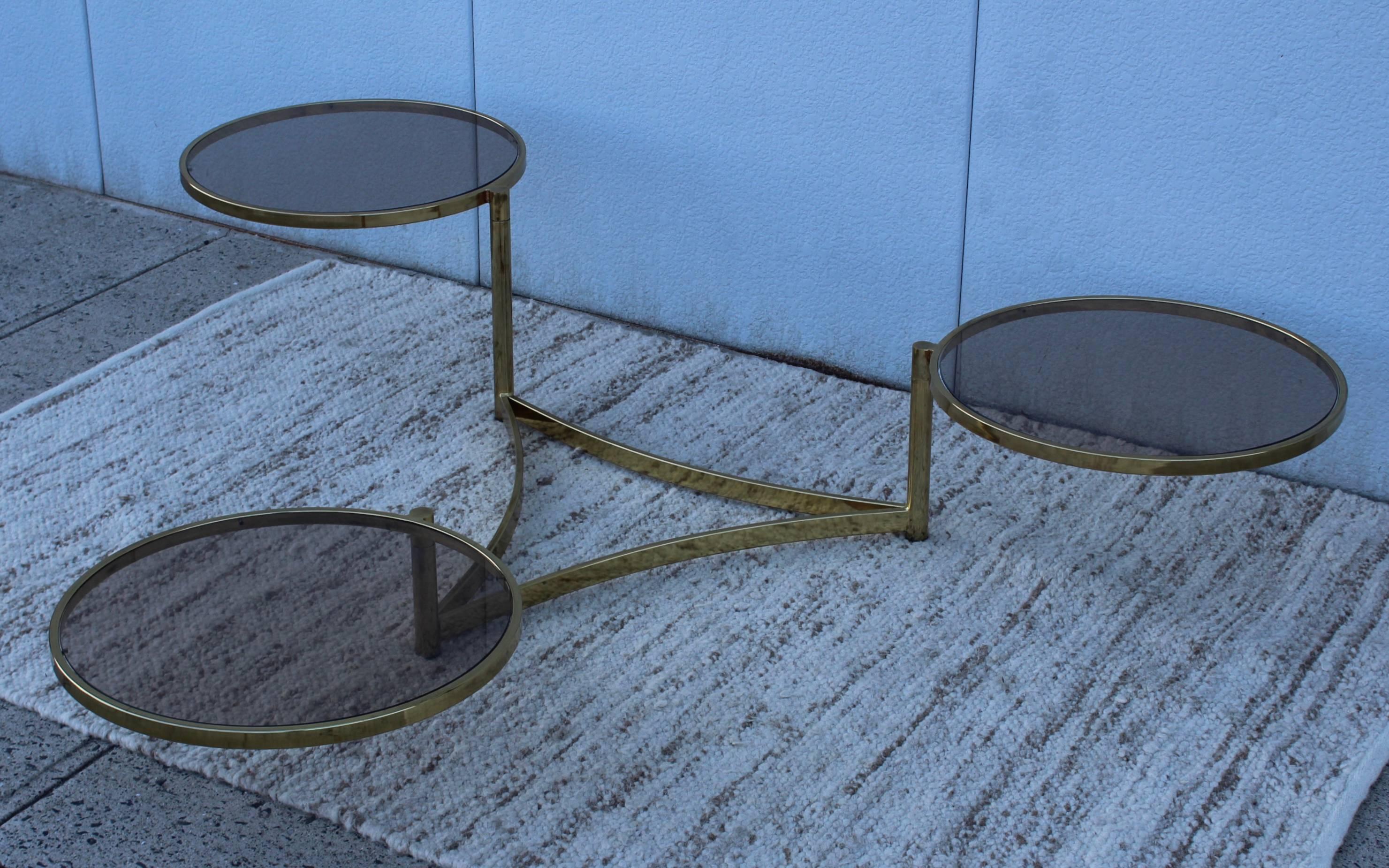 Stunning 1970s modern Italian brass plated coffee table.
Extend to 81'' when fully open.

Measures: Each level height is 17'' 13'' 9''.