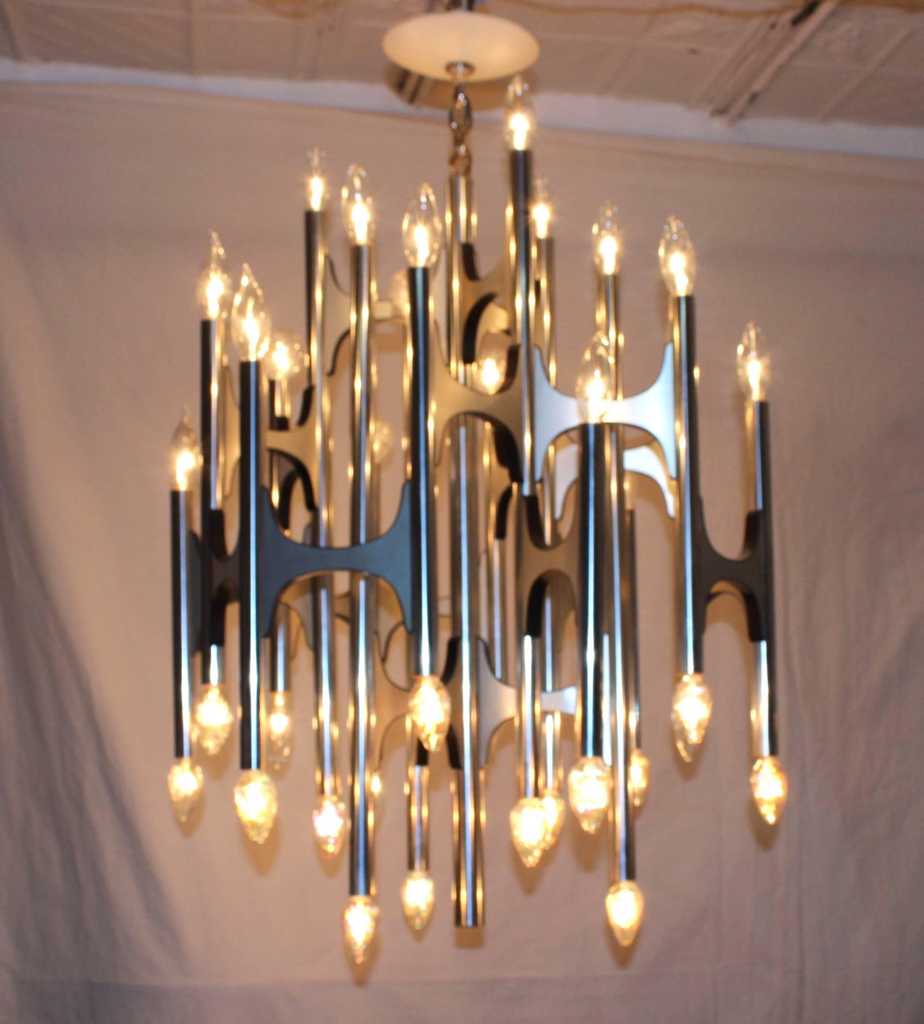 1960s Gaetano Sciolari for Lightolier, 36 lights chrome and brushed aluminum large chandelier.

Height including chain 33'' more chain can be added.