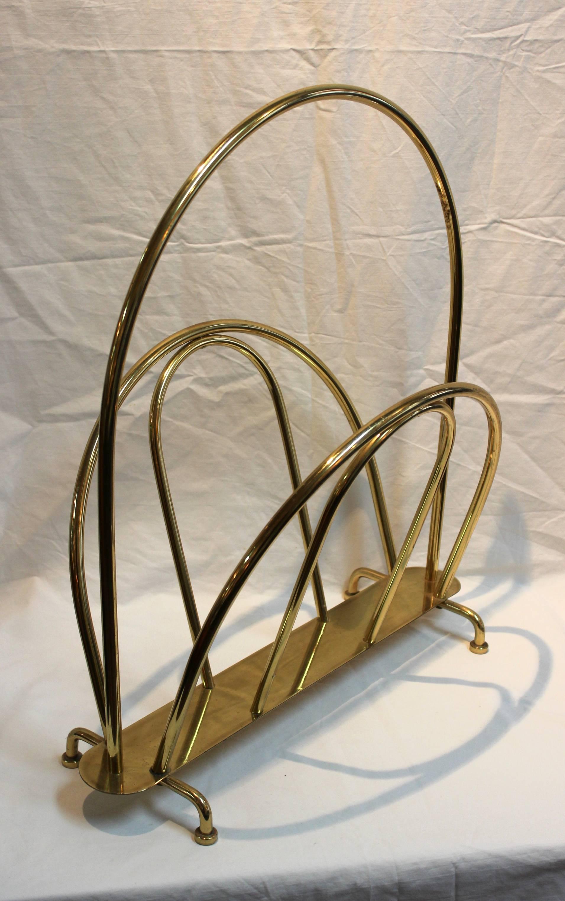 1960s Modern Italian Brass Magazine Holder In Good Condition For Sale In New York, NY