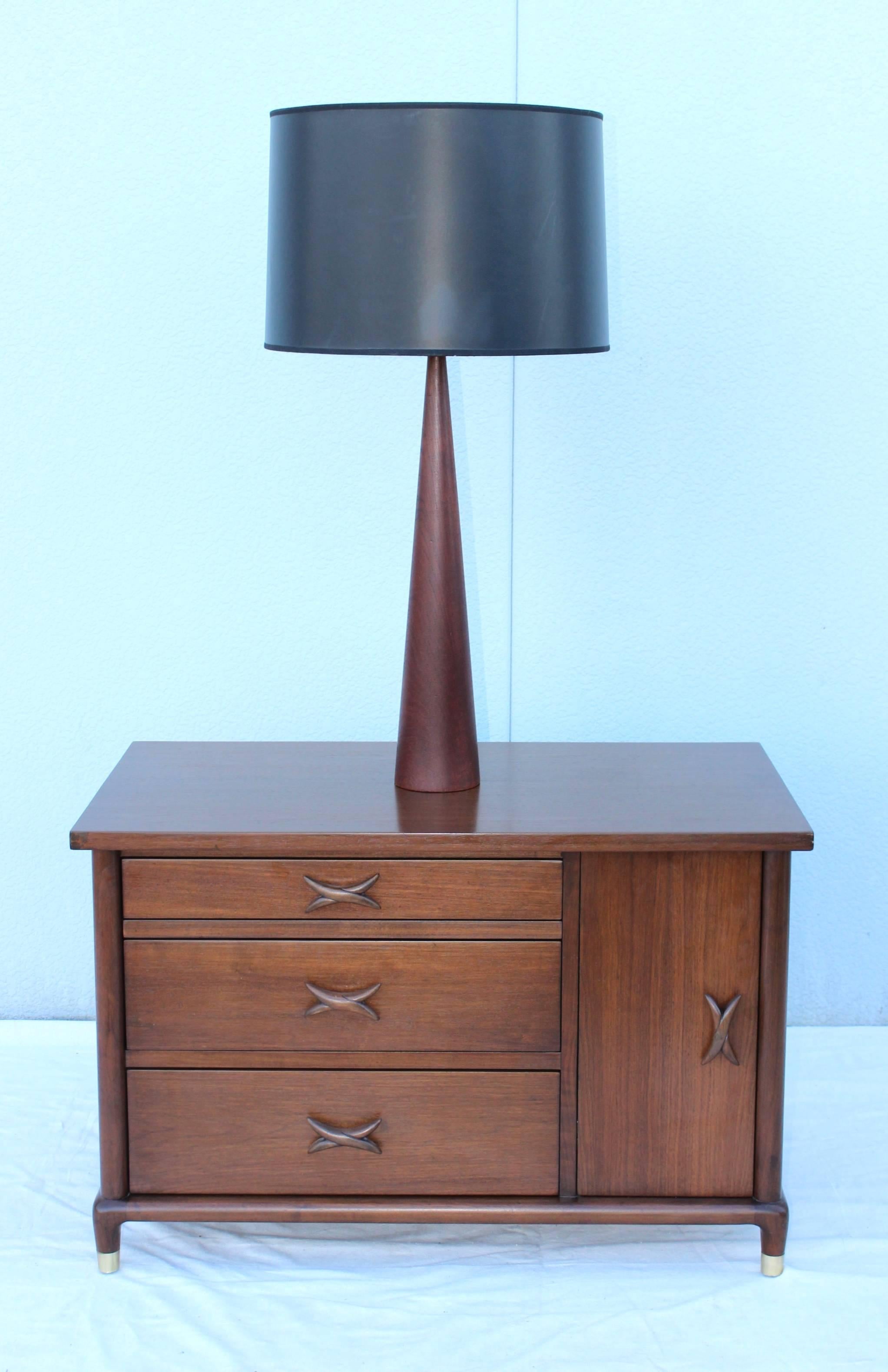 1950s solid teak modern table lamp by Ernst Henriksen. 

Height to light socket 26.''

Shade for photography only.