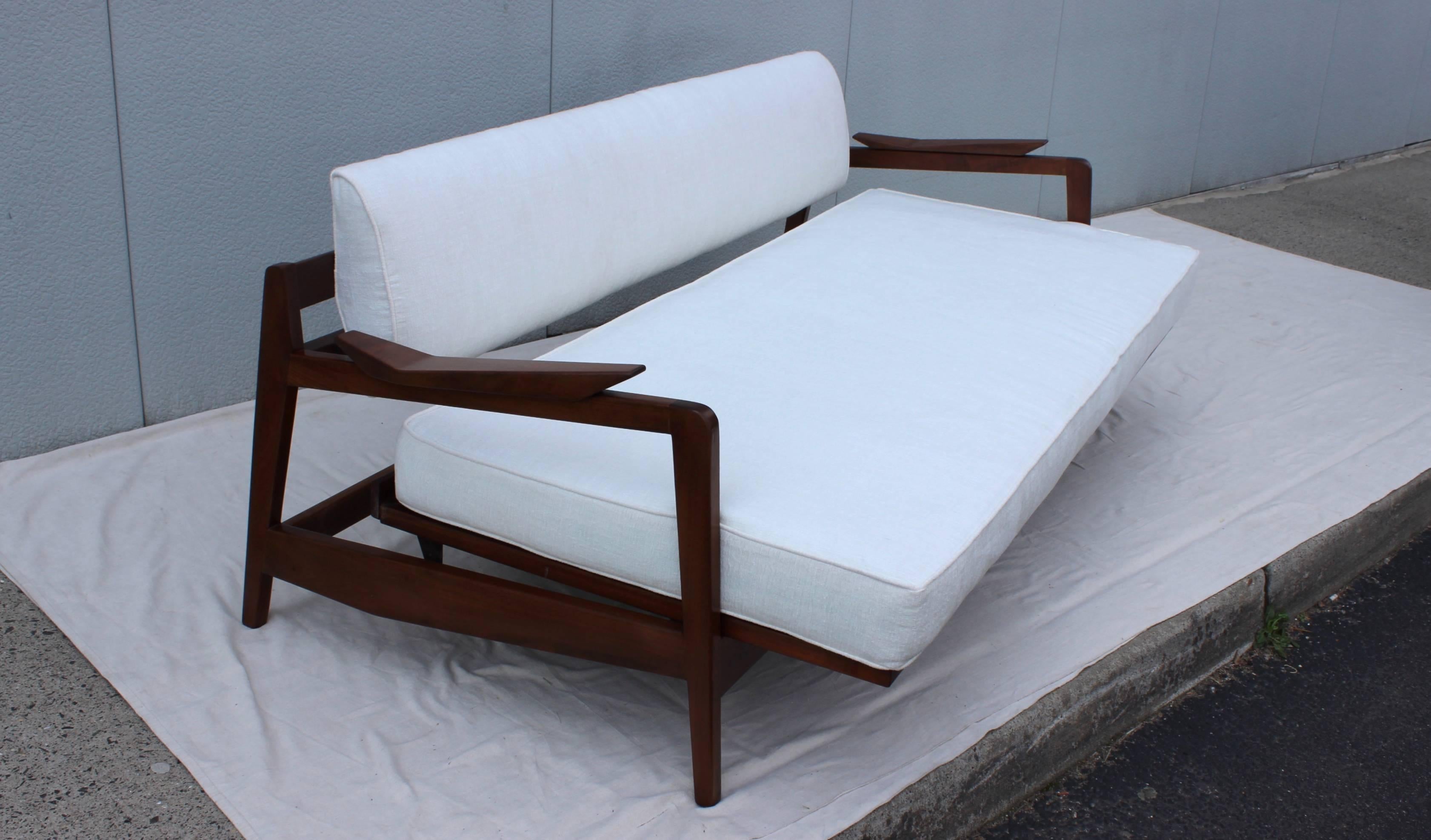 1960s Jens Risom Solid Walnut Daybed In Good Condition In New York, NY