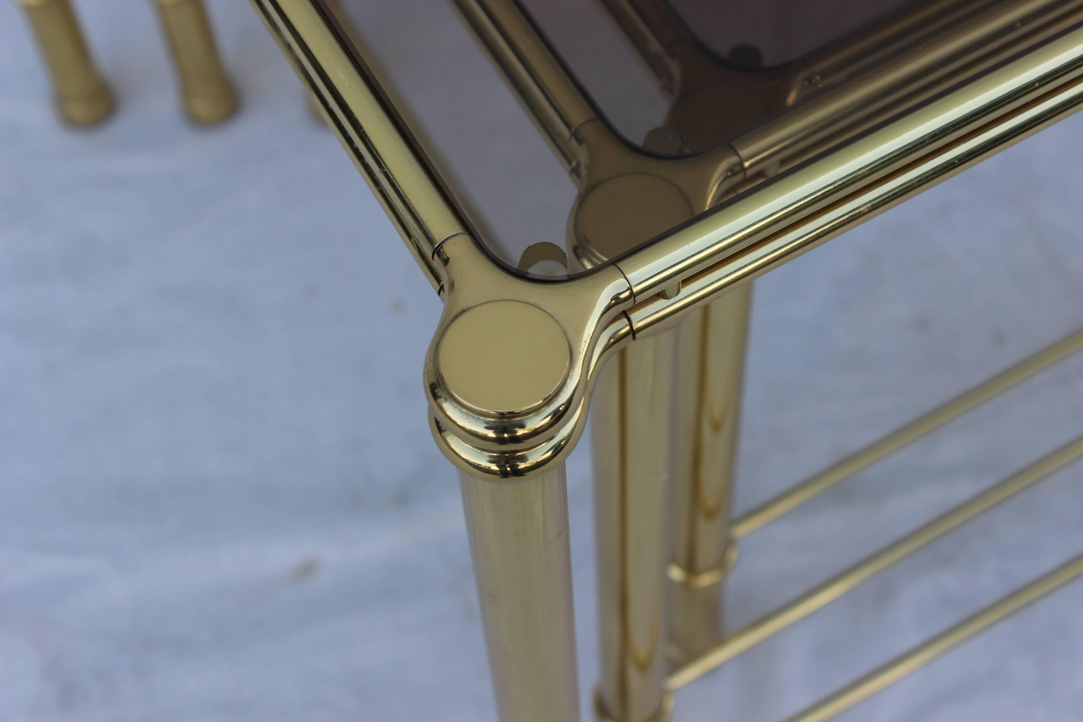 Ottone Tavoli nidificanti italiani in ottone e vetro del Mid-Century Modern degli anni '60 in vendita