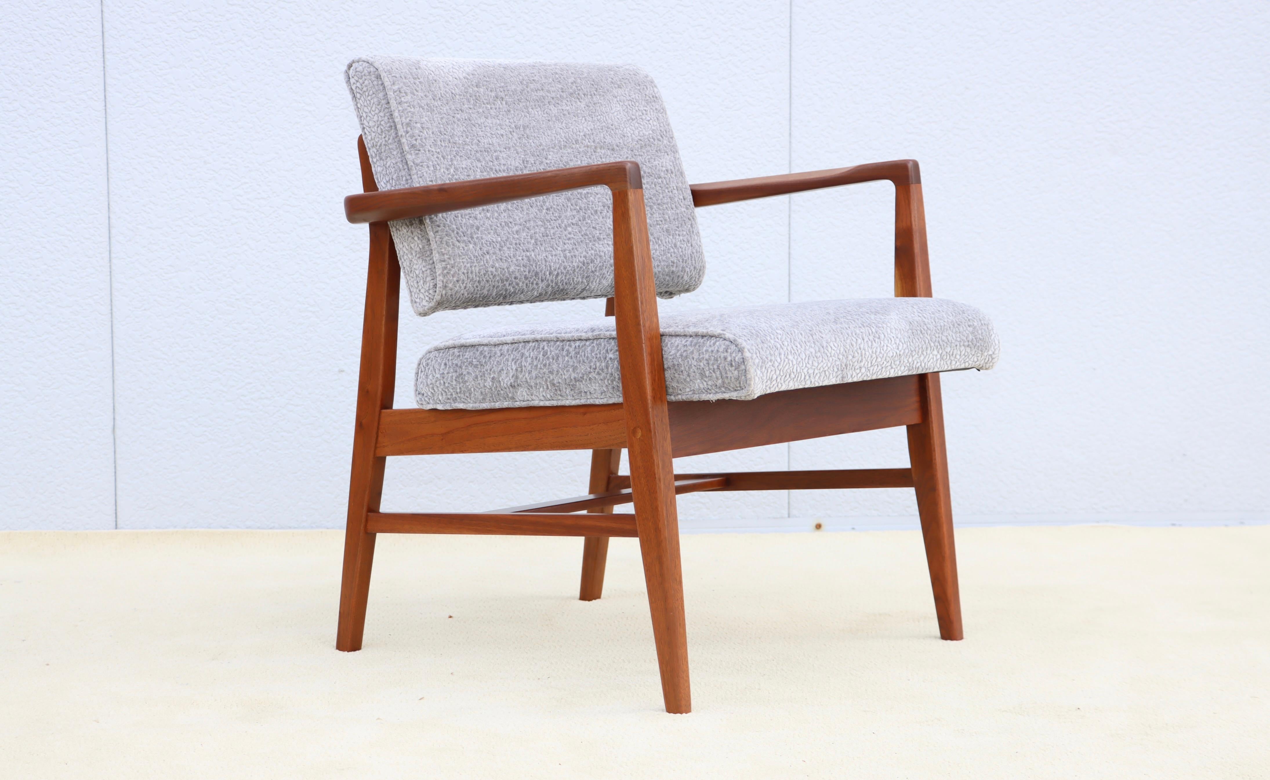 1960er Jens Risom Nussbaum Schreibtischstuhl (Moderne der Mitte des Jahrhunderts) im Angebot
