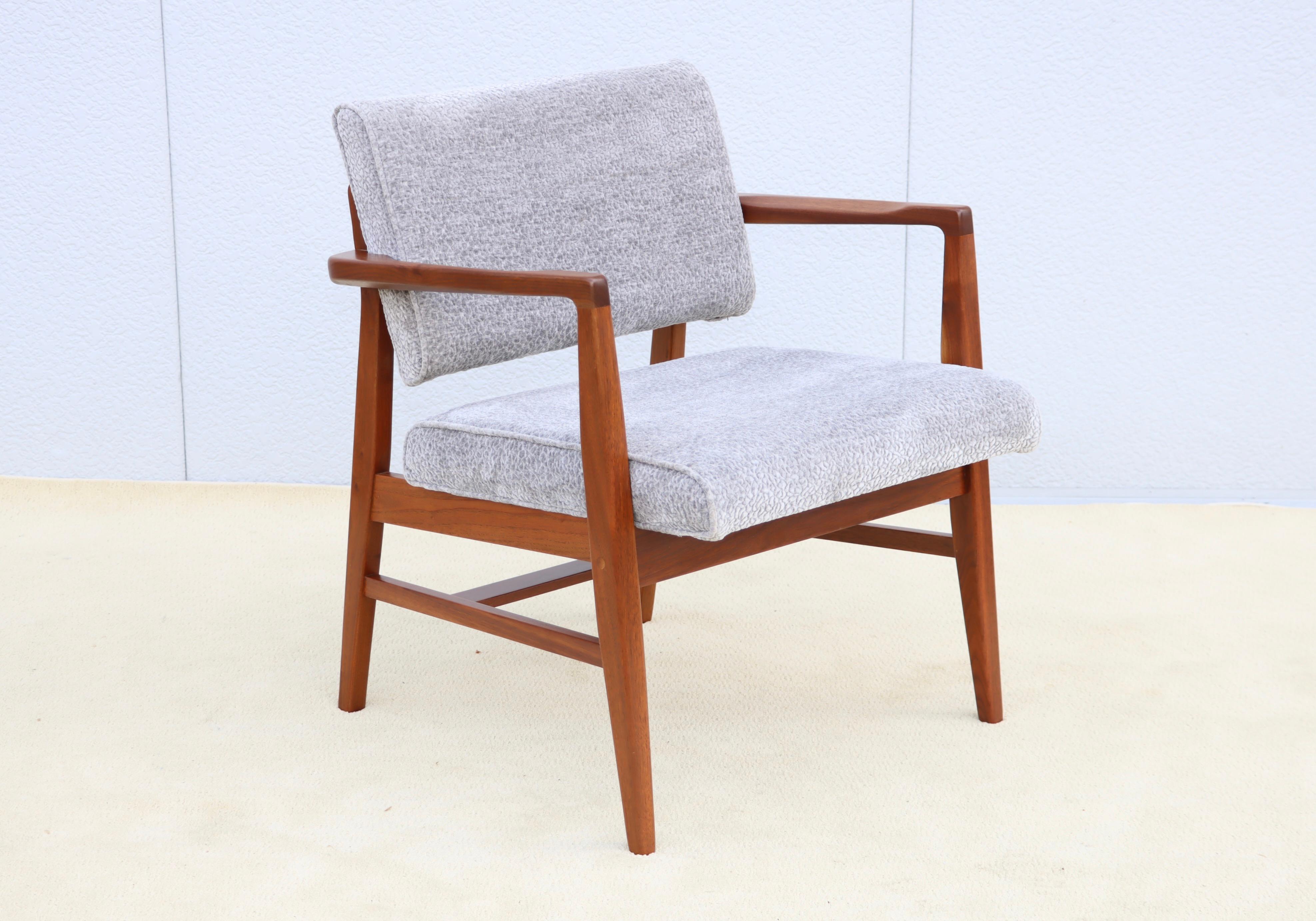 Moderner Nussbaum-Schreibtisch oder Beistellsessel aus der Mitte des Jahrhunderts, entworfen von Jens Risom, vollständig restauriert und neu gepolstert mit Boucle-Stoff, mit leichten alters- und gebrauchsbedingten Gebrauchsspuren und