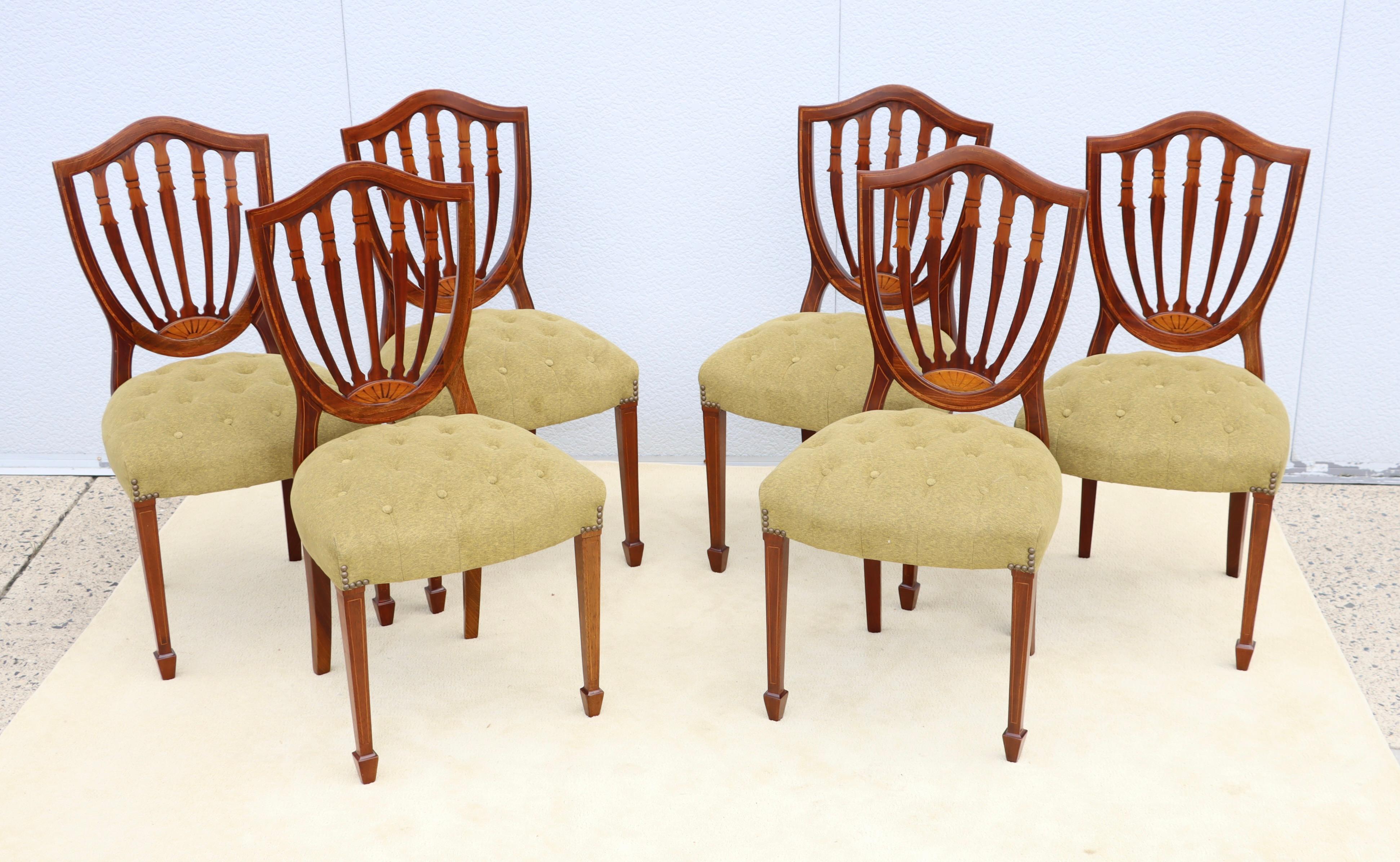Superbe ensemble de 6 chaises de salle à manger en acajou italien des années 1950 avec dossier en coquille, entièrement restaurées et tapissées à nouveau, avec une certaine usure et patine dues à l'âge et à l'utilisation, elles ont été fabriquées en