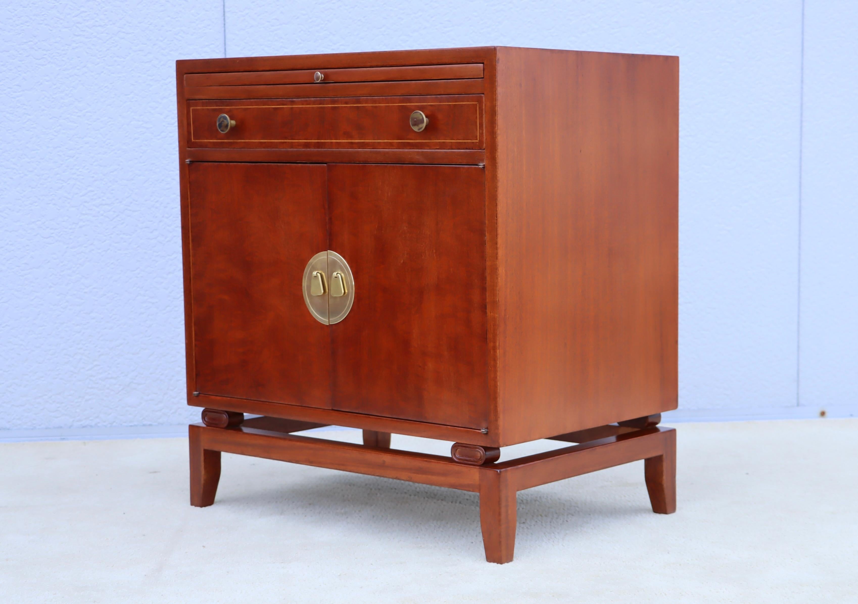 Rare Pair Of Tommi Parzinger For Charak Modern Mahogany And Brass Night Stands For Sale 11