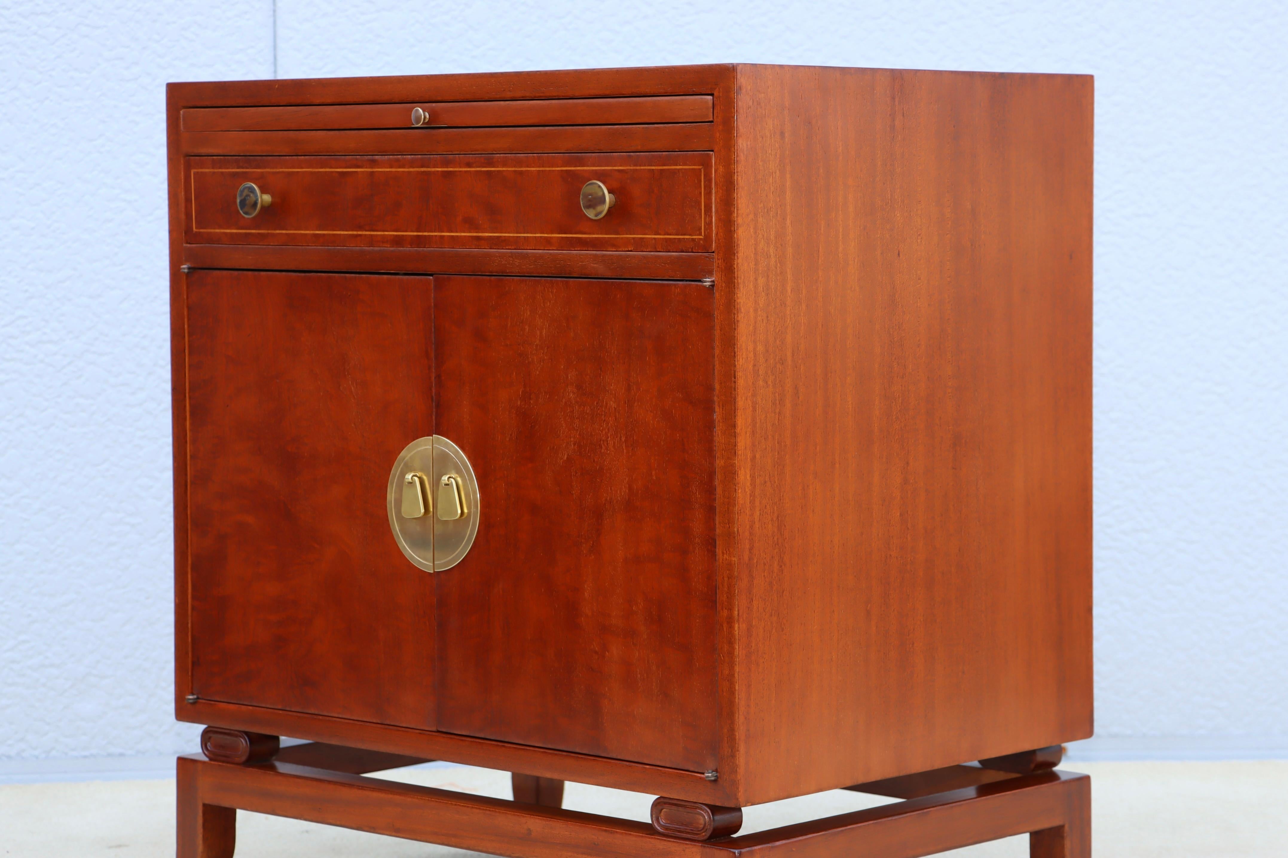 Rare Pair Of Tommi Parzinger For Charak Modern Mahogany And Brass Night Stands For Sale 10