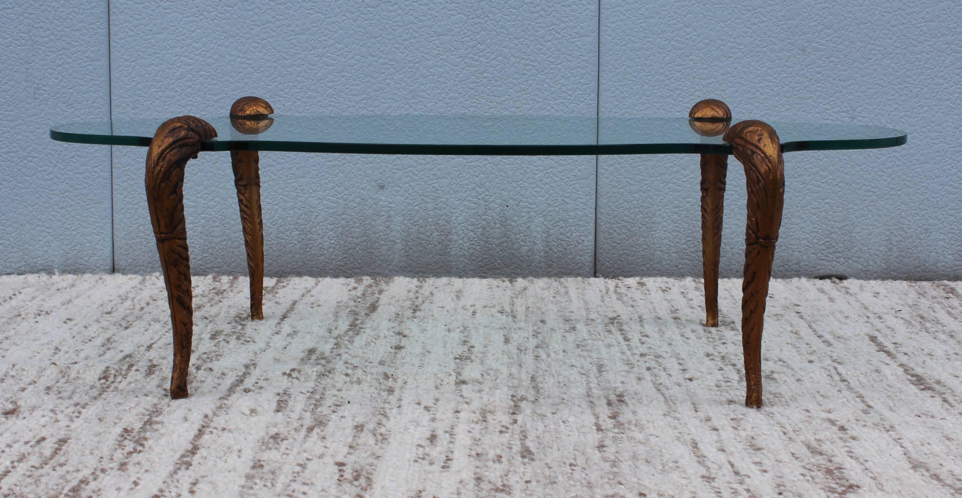 Superbe P.E. des années 1950 Table basse à pieds en métal moulé doré de style Guerin avec plateau ovale en verre, en état d'origine vintage avec quelques usures et patines dues à l'âge et à l'usage.
