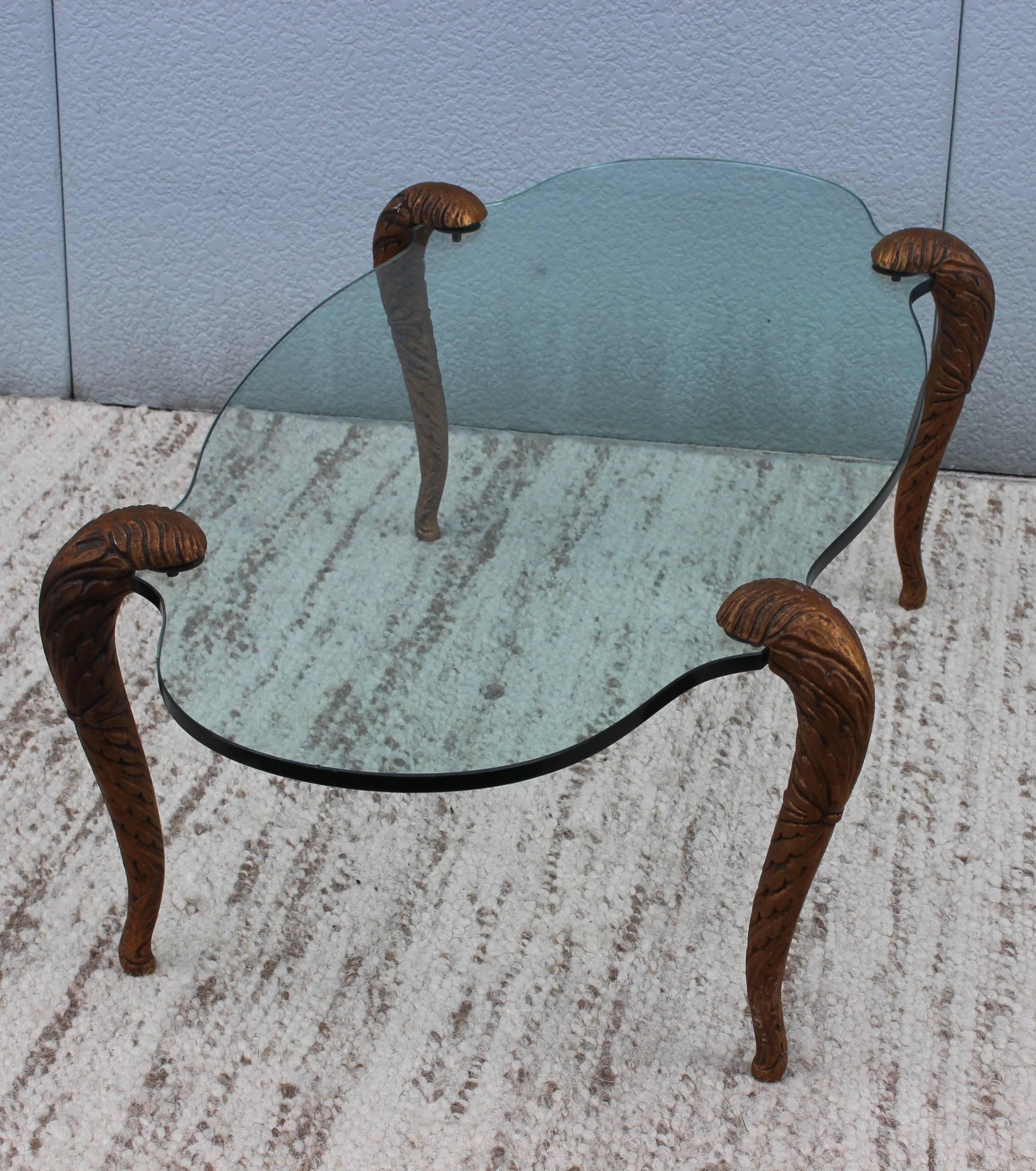 Mid-Century Modern P.E. Table basse à pieds dorés de style Guérin en vente