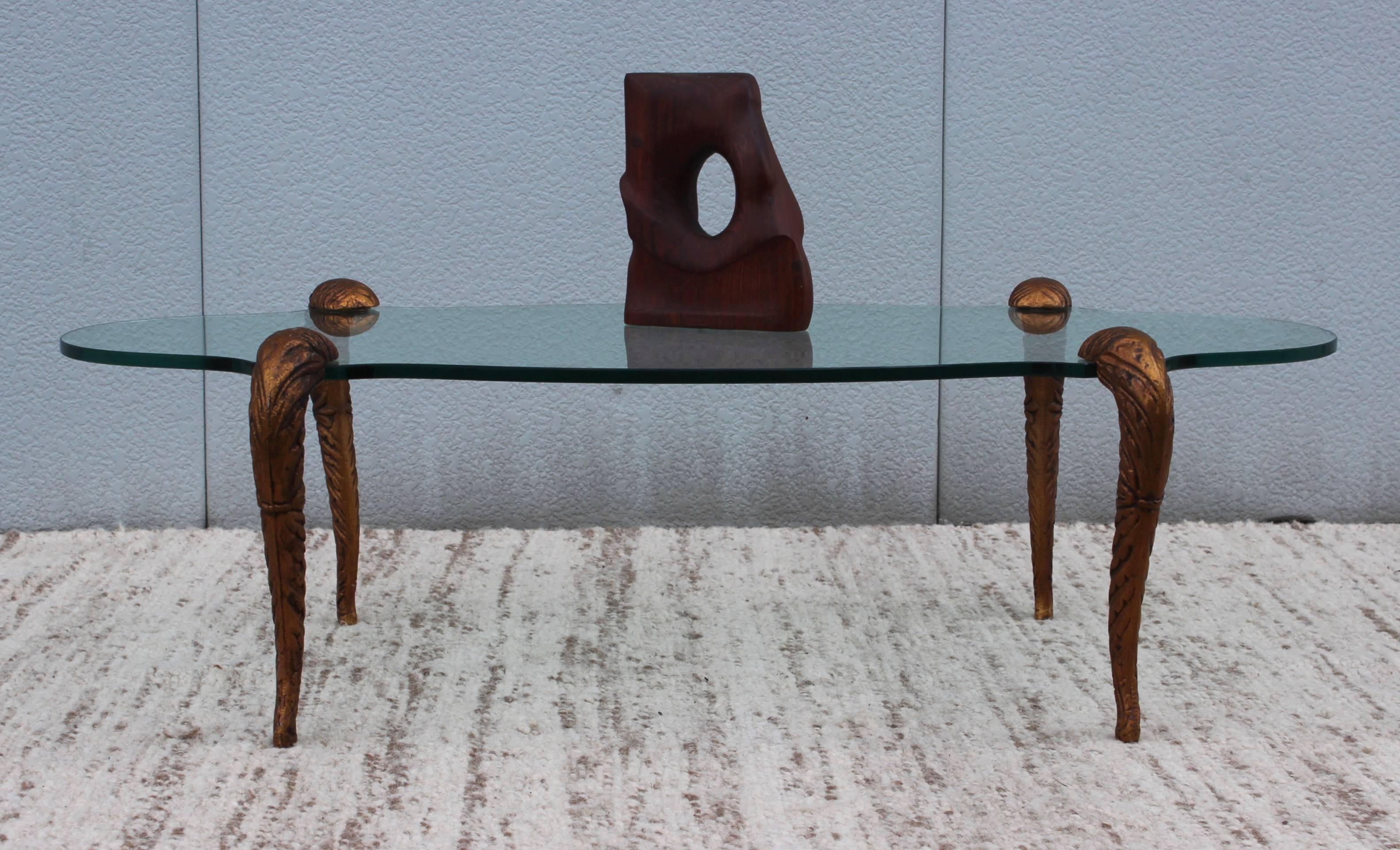 P.E. Table basse à pieds dorés de style Guérin Bon état - En vente à New York, NY