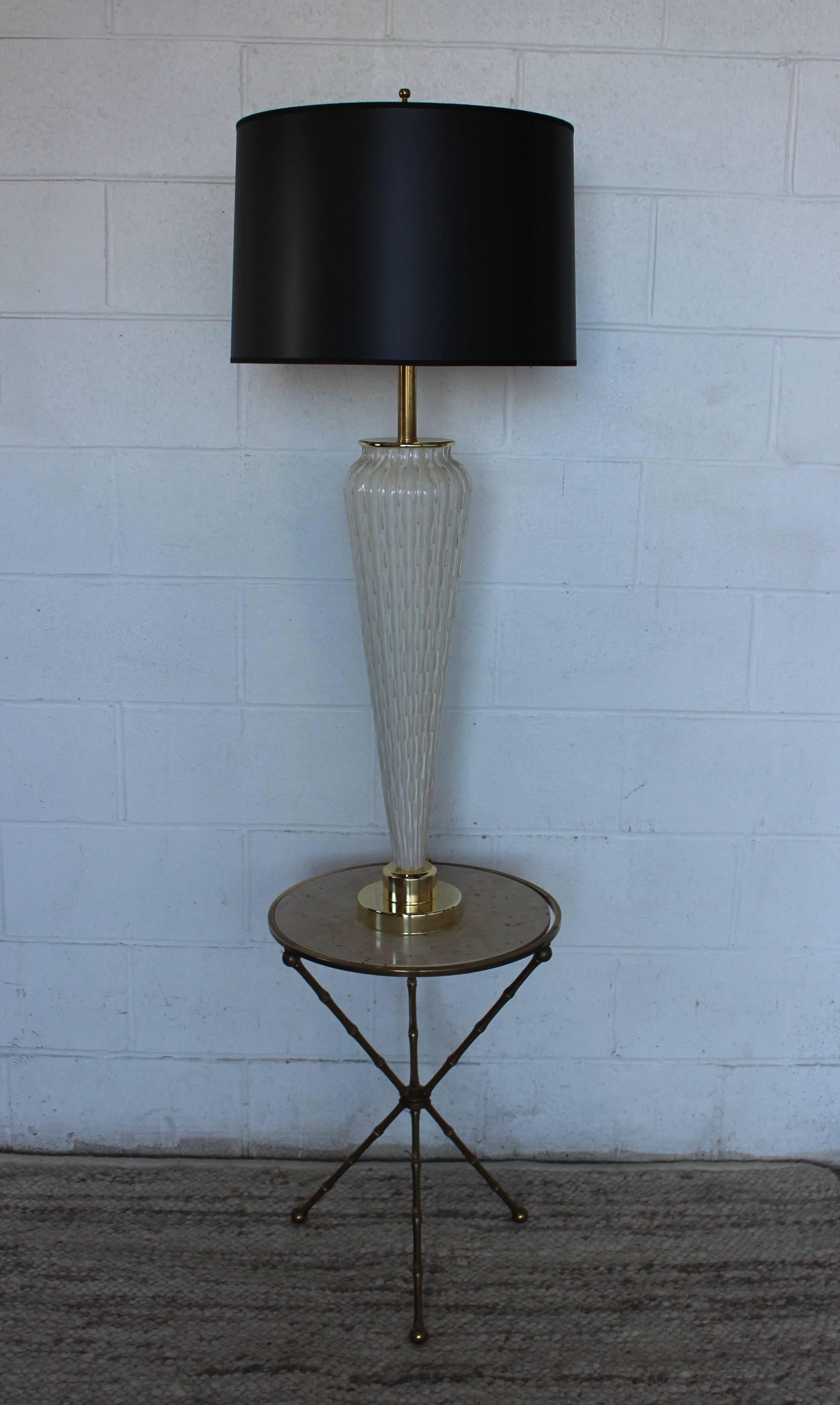 Stunning 1950s Murano glass table lamp, with brass hardware and newly rewired. 

Shade for photography only.

Height to light socket 35''.