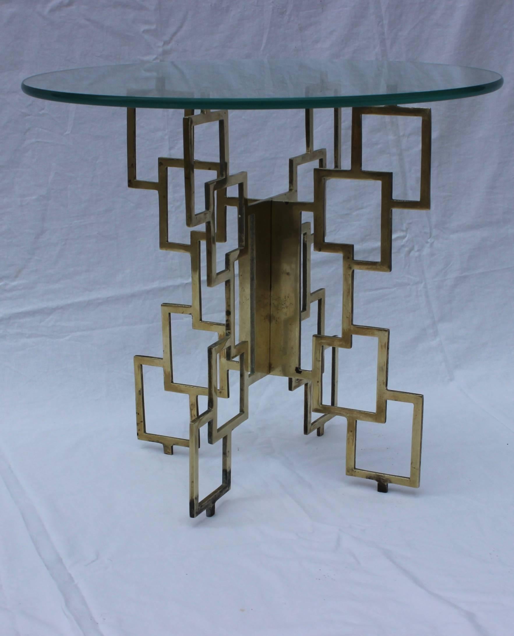 Superbe table d'appoint moderne des années 1970 avec base en laiton et plateau en verre.