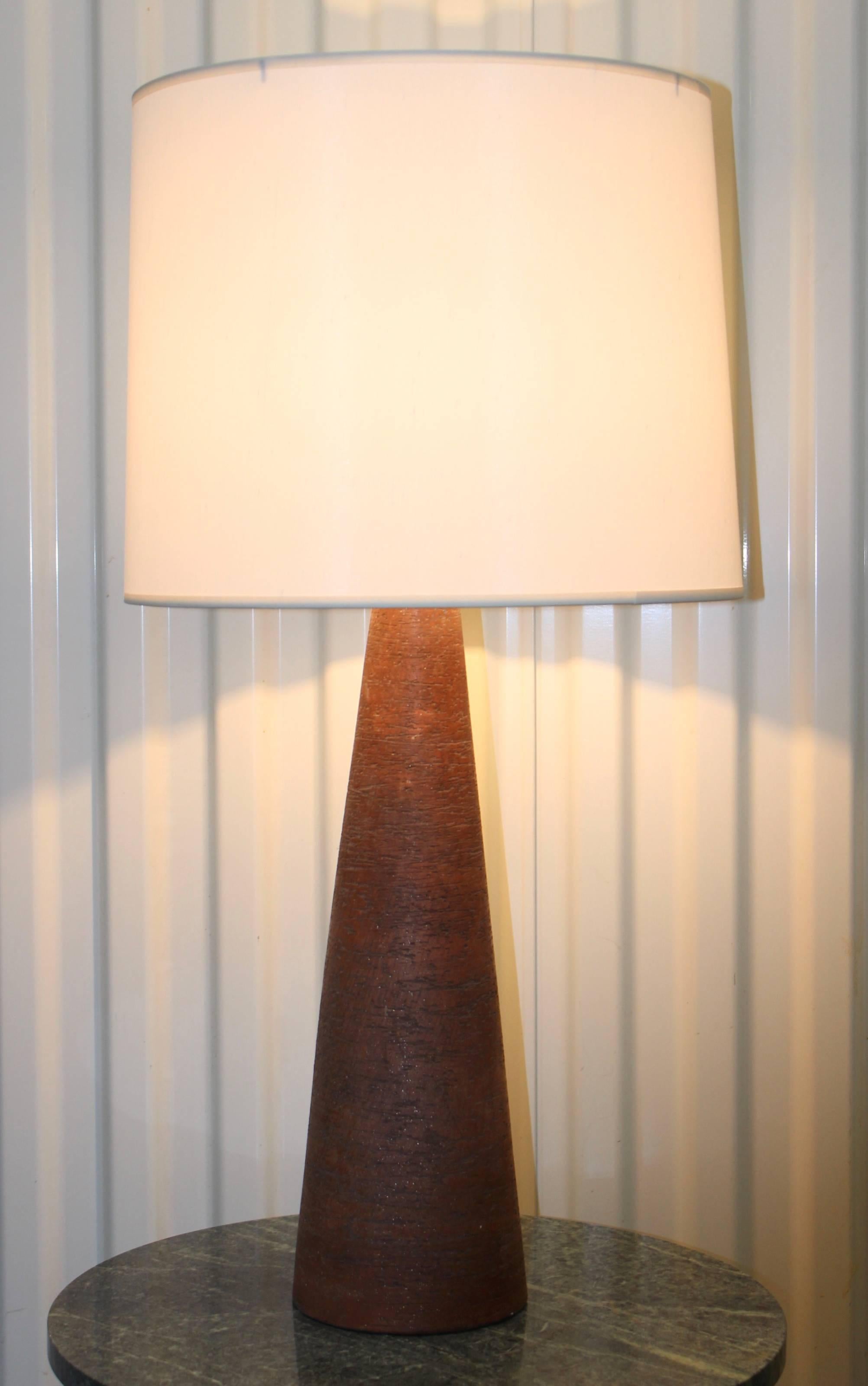 Stunning 1960s, Austrian terracotta table lamp with brass hardware.

Shade for photography only. 

Height to light socket 20.5''.