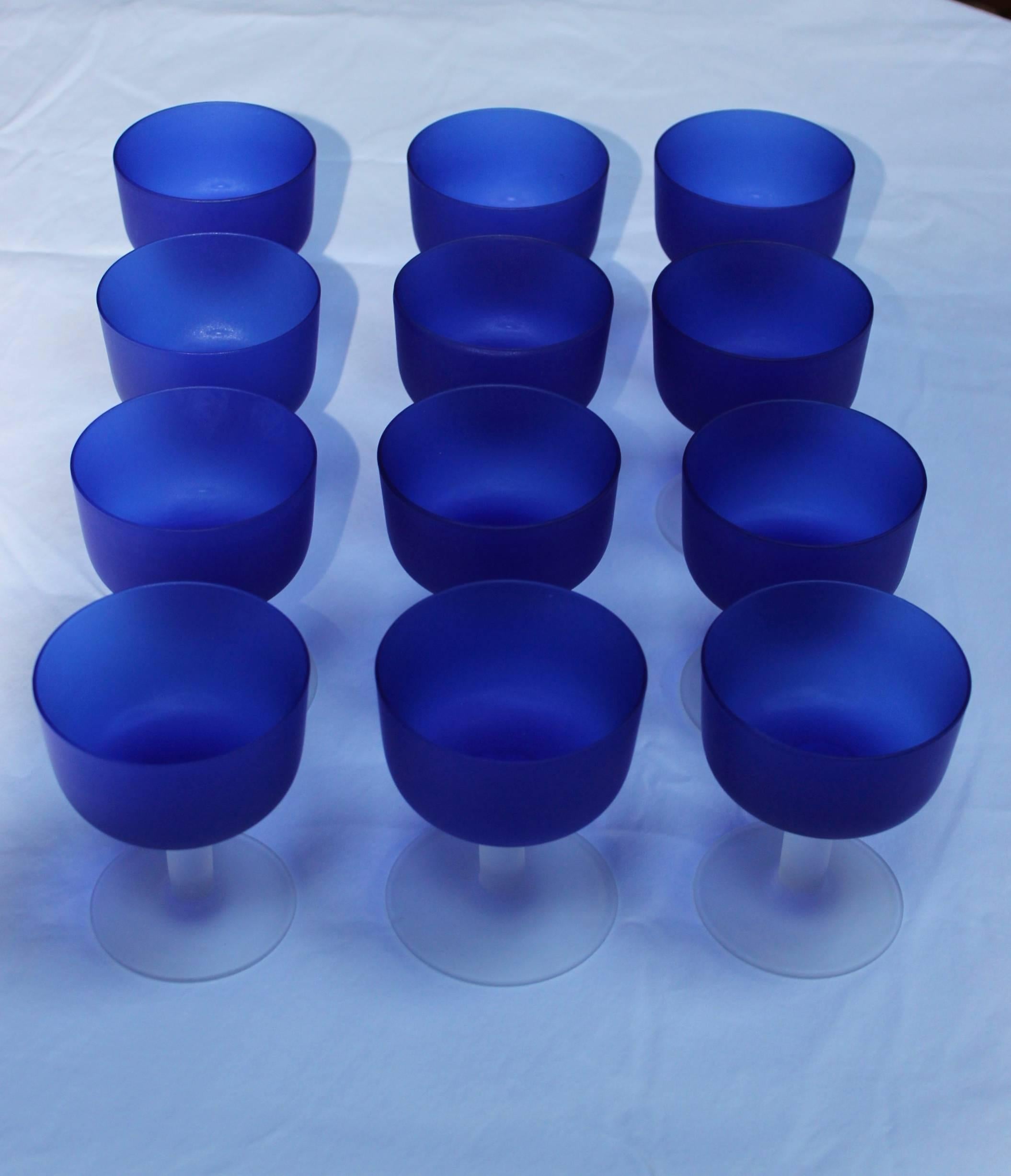 Wunderschönes Set von 12 italienischen mundgeblasenen blauen Glaspokalen, sechs davon haben noch das Originaletikett, in alters- und gebrauchsbedingtem Originalzustand mit leichten Gebrauchsspuren und Patina.