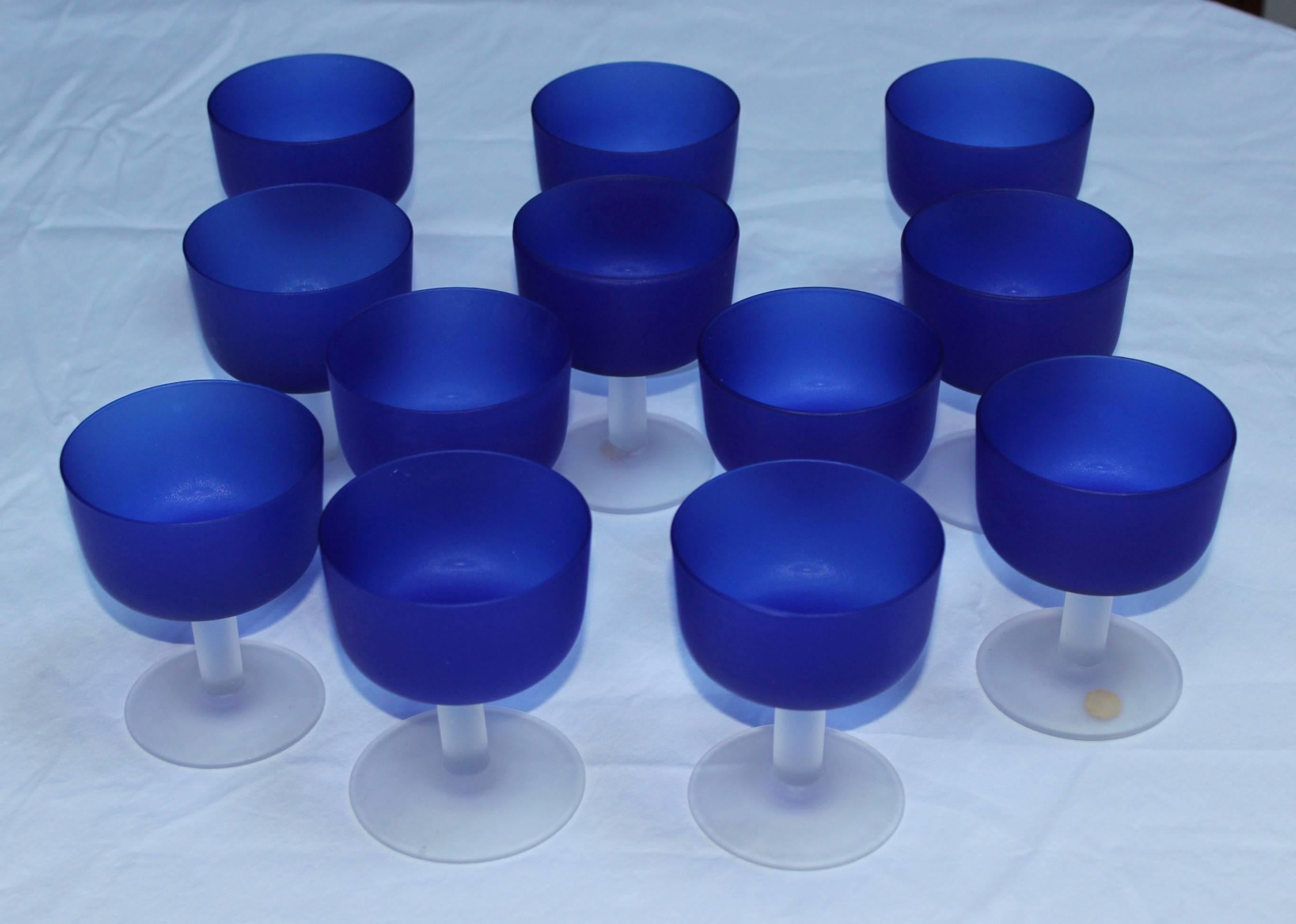 Italienisches Set aus blauem Glas aus den 1970er Jahren von 12  Glaspokale (Moderne der Mitte des Jahrhunderts) im Angebot