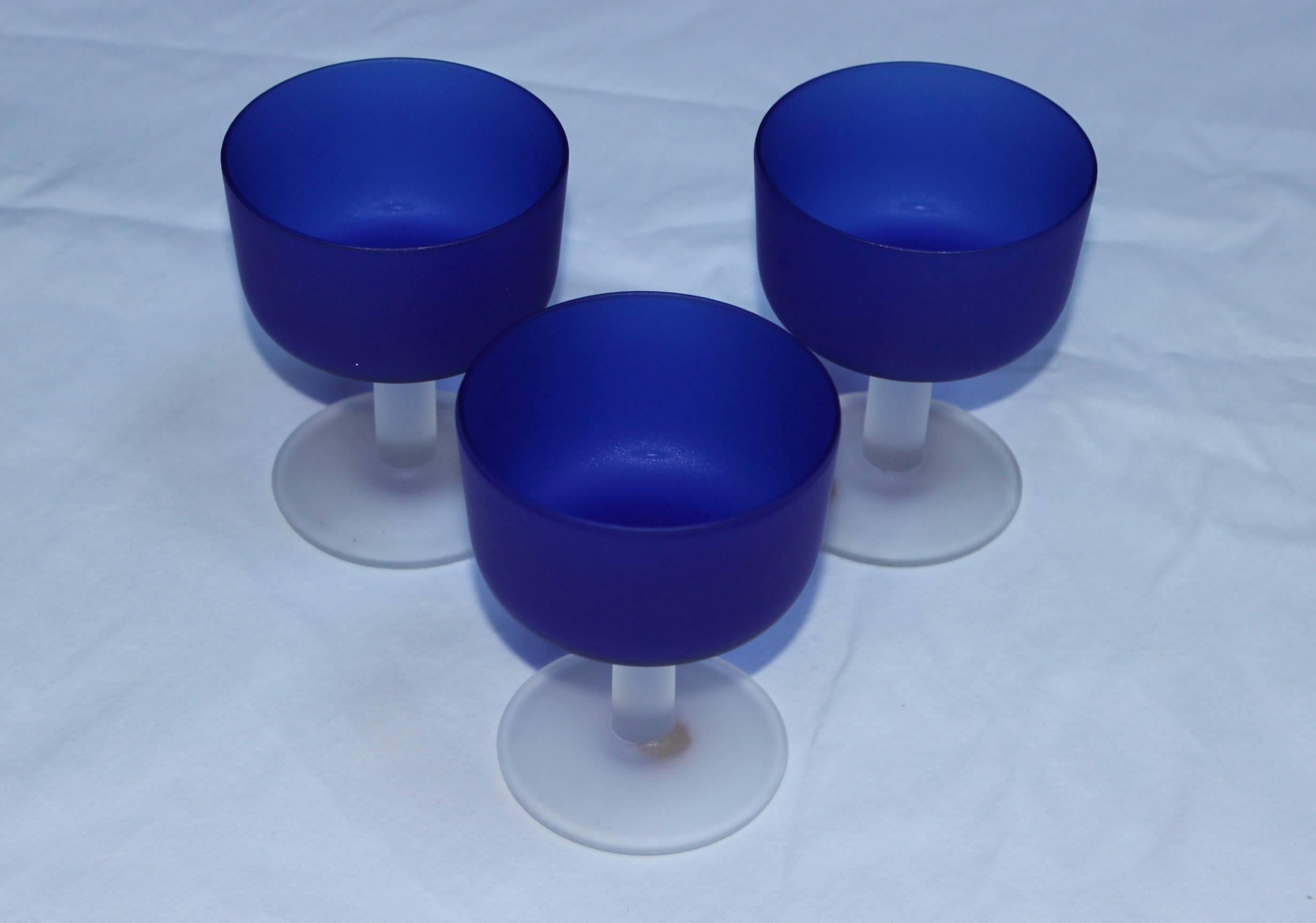 Set di 12 bicchieri blu italiani degli anni '70  Calici di vetro In condizioni buone in vendita a New York, NY