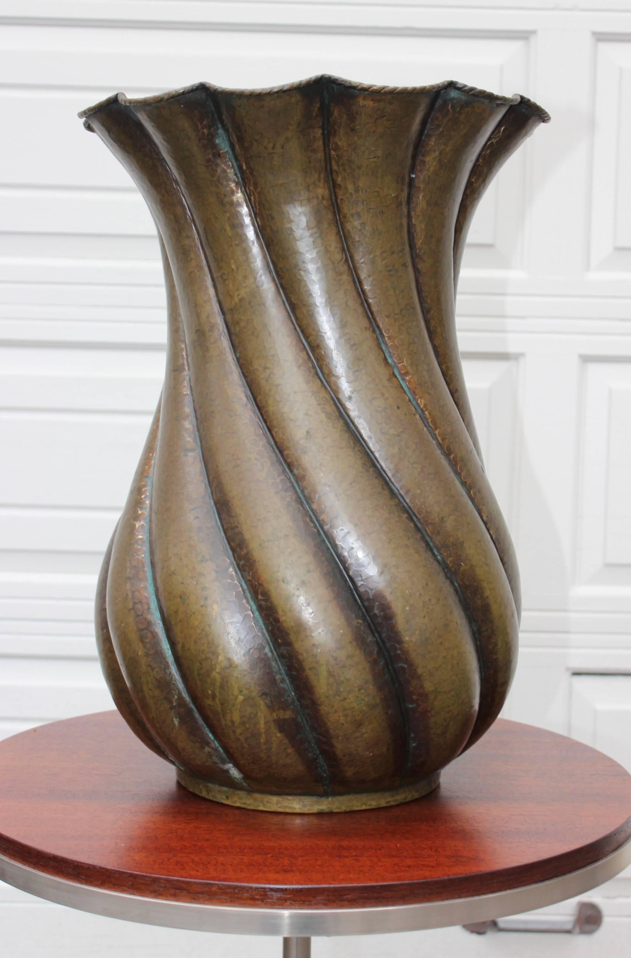 1940s hammered twisted Italian decorative brass vase by Egidio Casagrande.