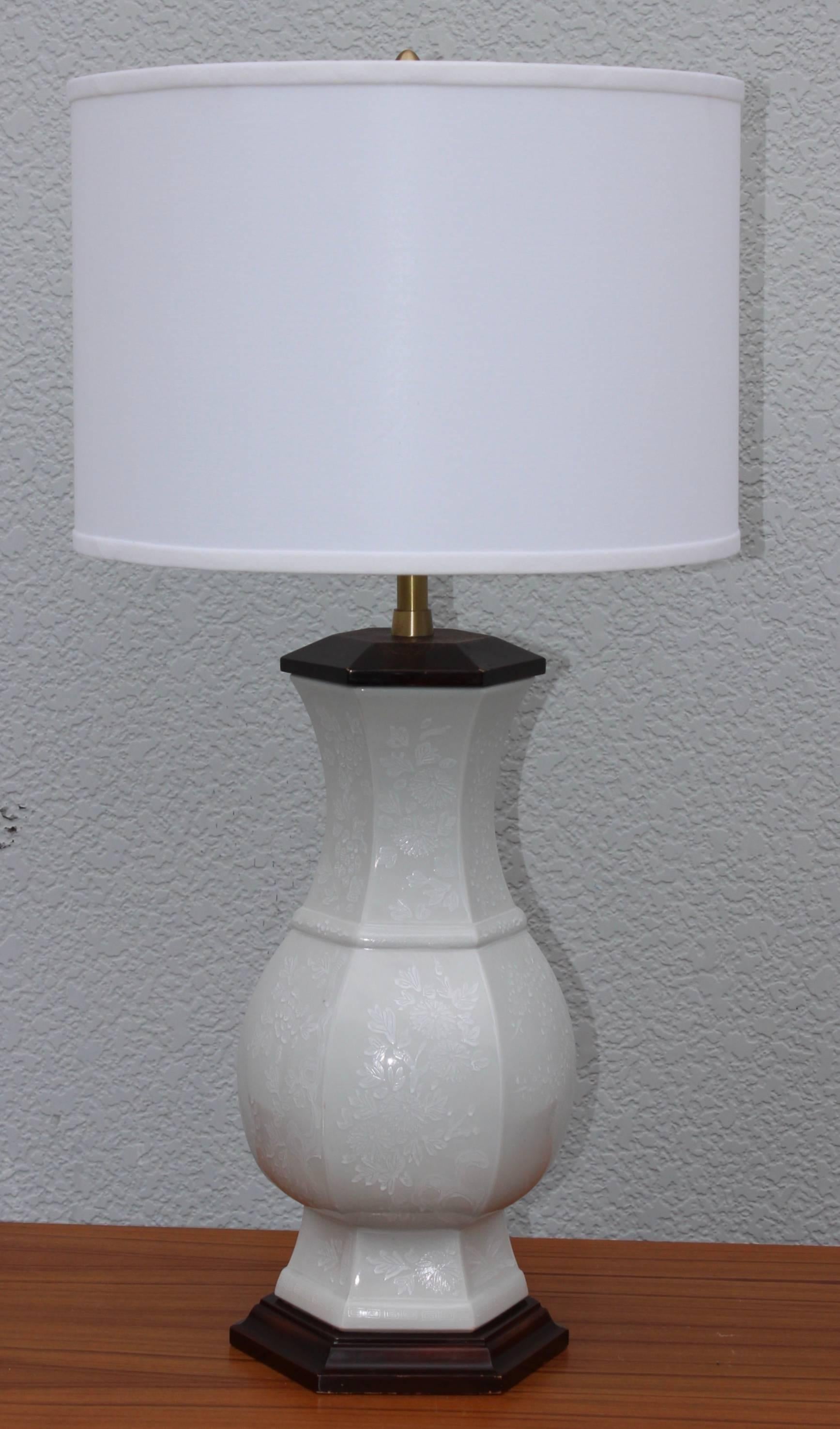 Laiton Paire de lampes de bureau en blanc de Chine par Marbro en vente