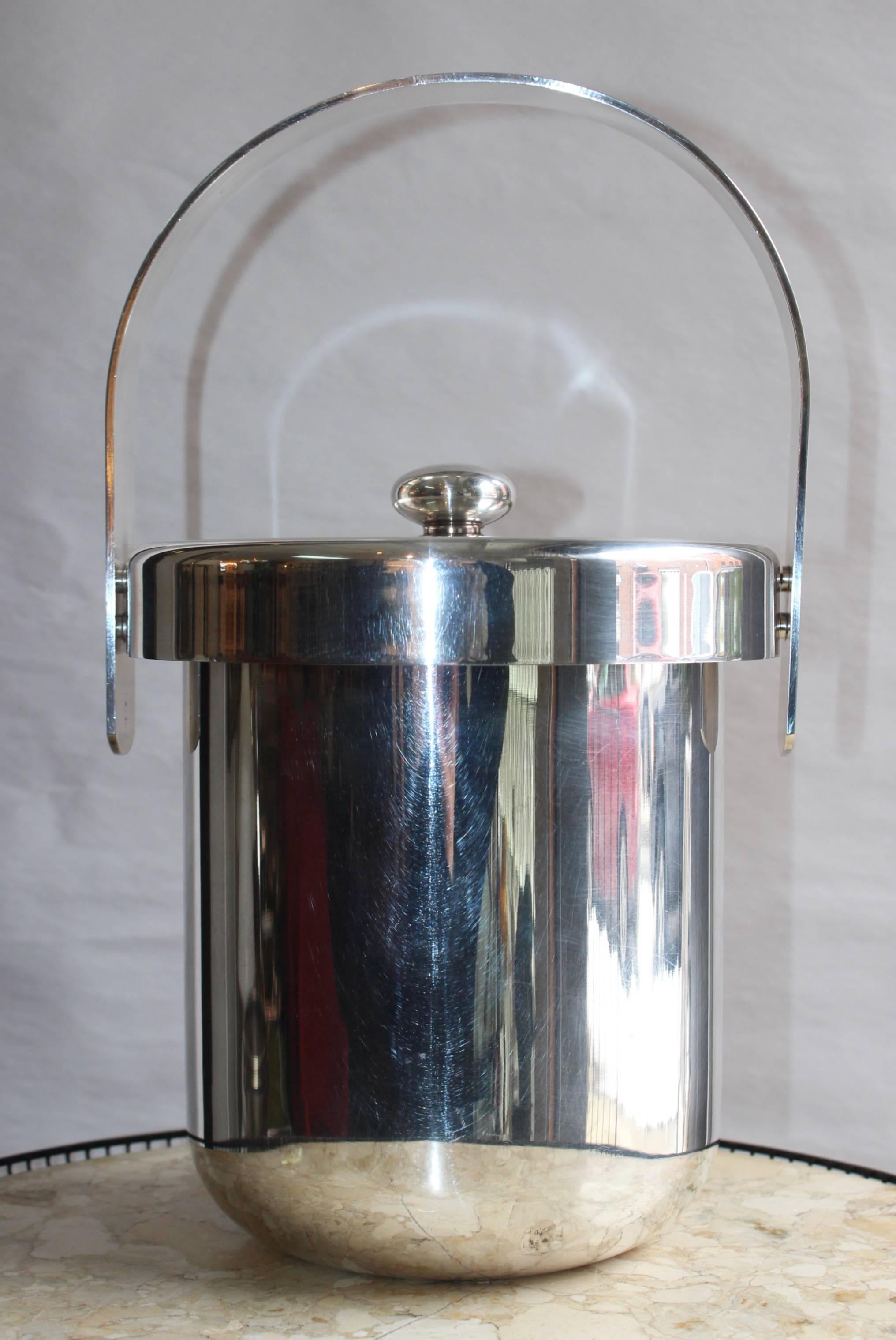 1960s silver plate on brass Italian ice bucket by Argente. Signed silver plate on brass Argente Italy.

Height without the handle 9''.