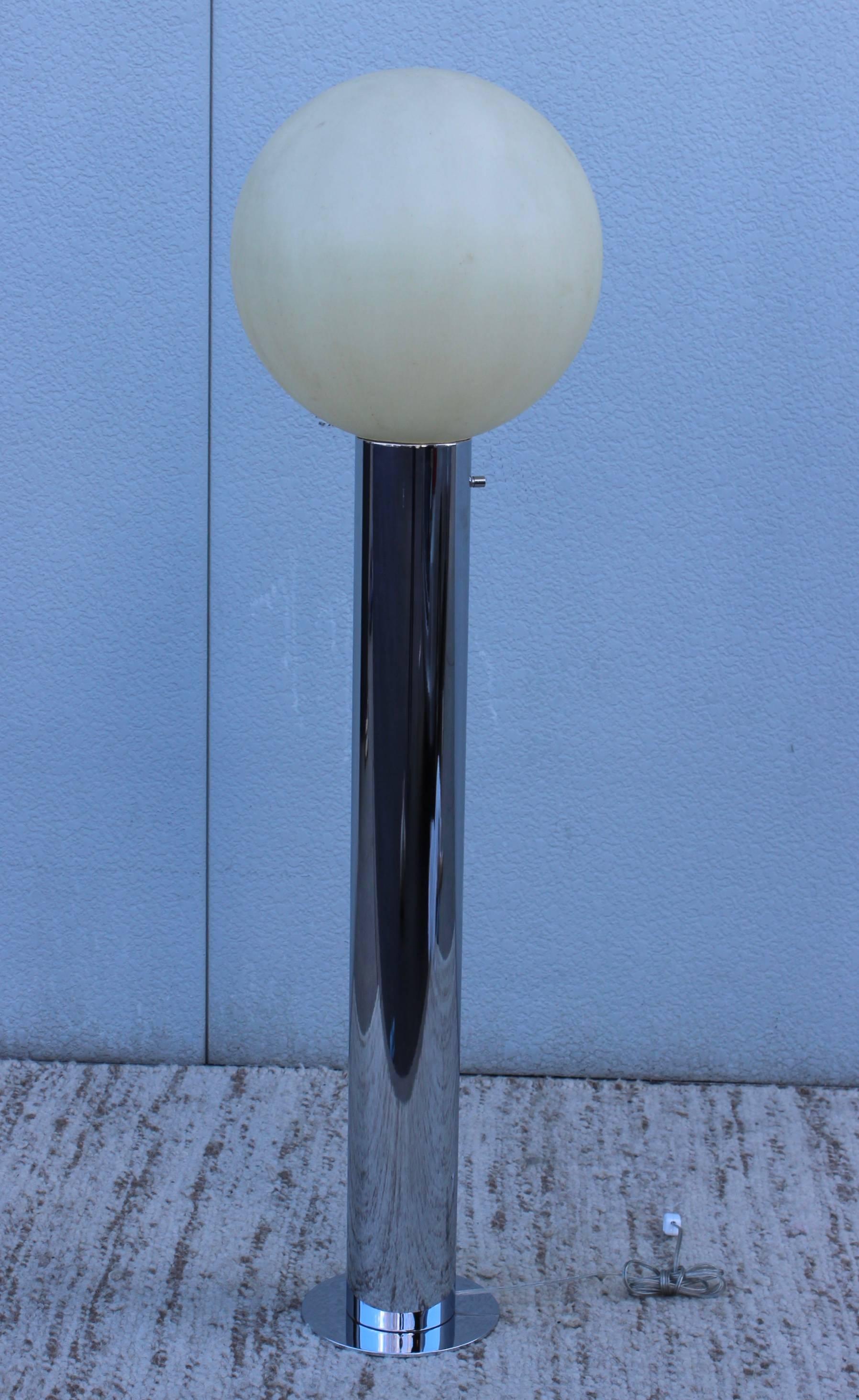 1960s chrome floor lamp with frosted plastic shade.

Newly rewired.