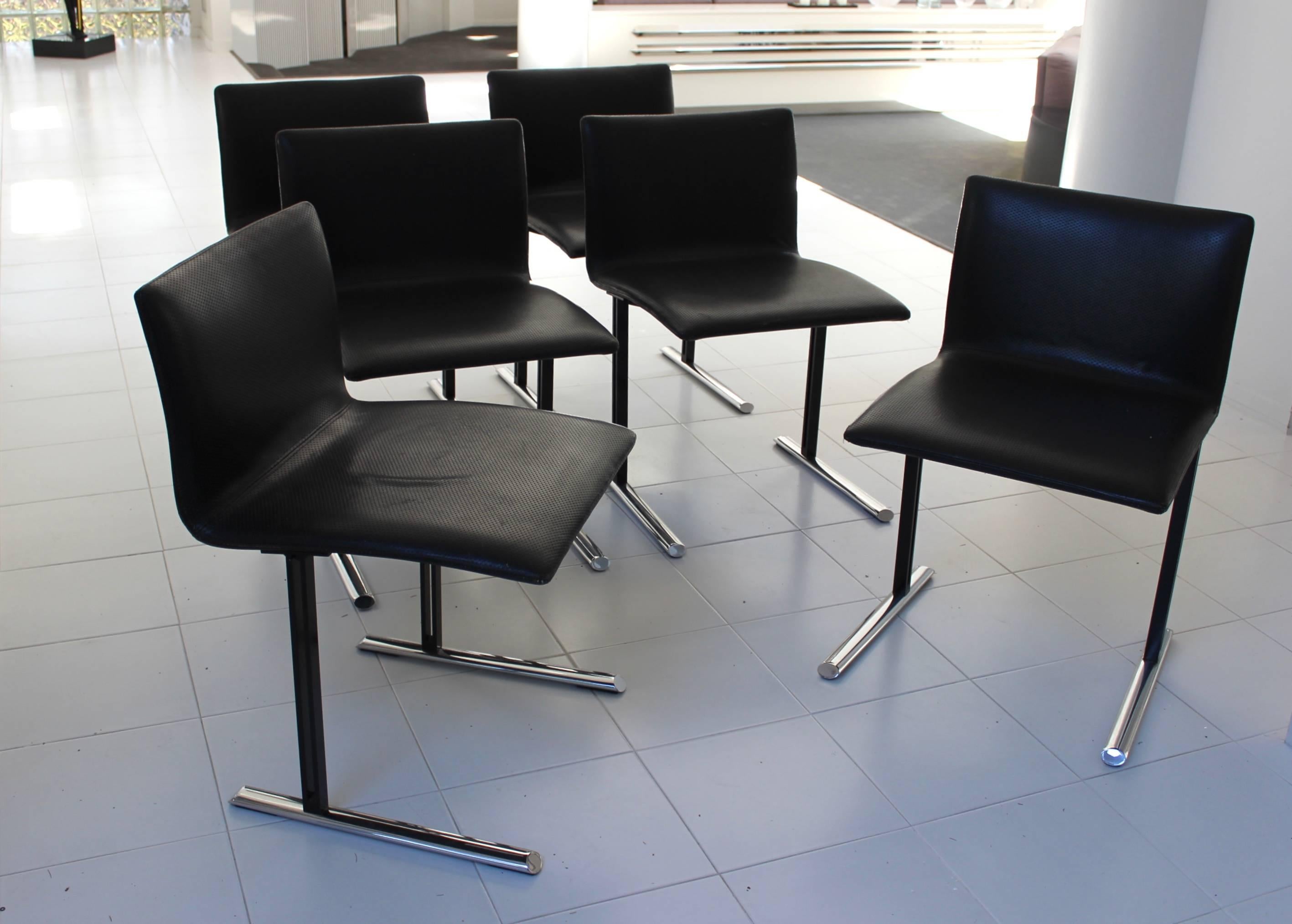 Superbe ensemble de six chaises de salle à manger des années 1970 de Giovanni Offredi pour Saporiti. Fabriqué en chrome et base en acier avec siège en cuir.